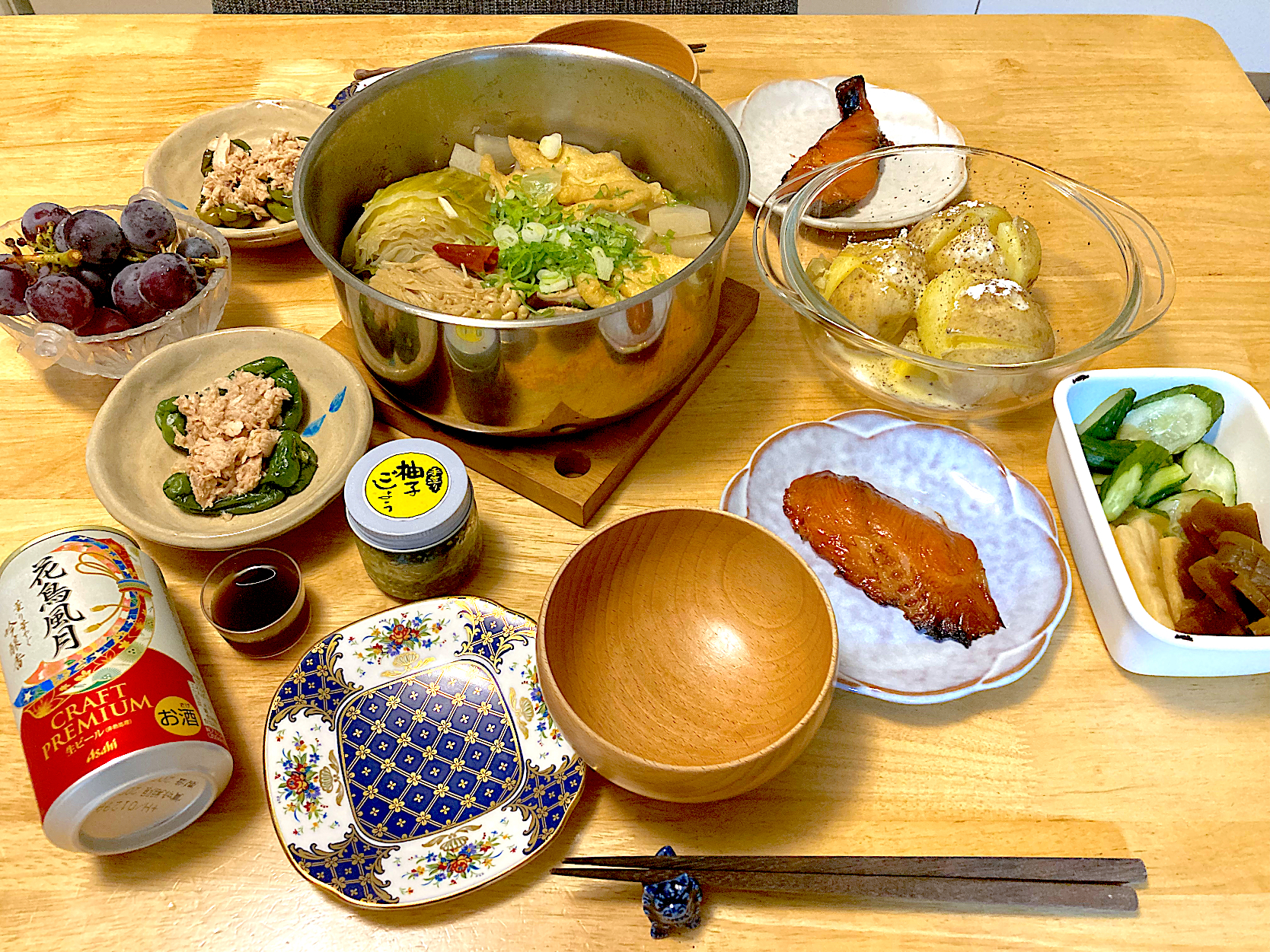 ニンニクたっぷりスタミナ鍋🍲、銀鱈味醂、ジャガバタチーズ、無限ピーマン、お漬物4種、ぶどう、野草酵素、ビール