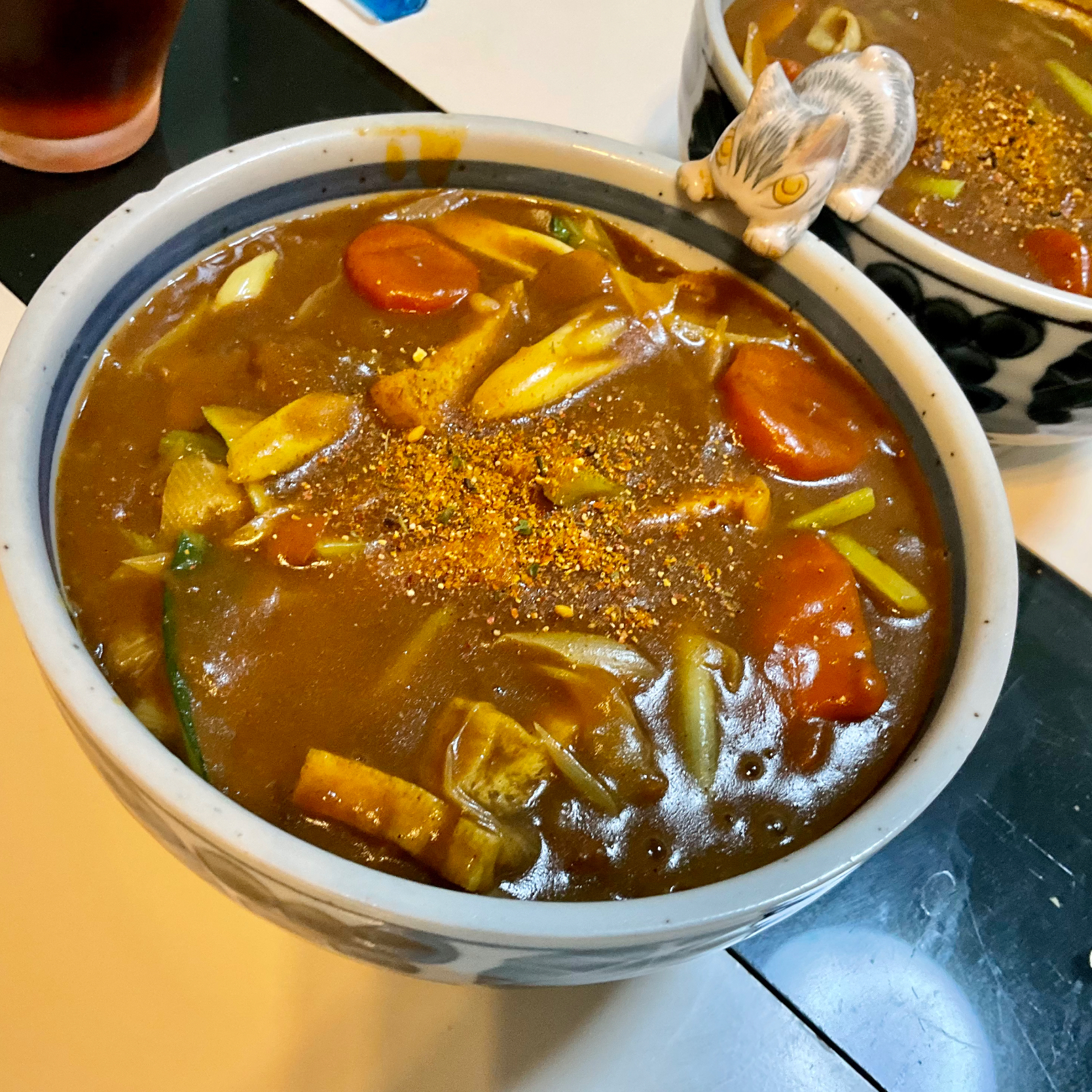 残ったカレーでカレーきしめん。お揚げさんとネギと小松菜を足してだし汁で伸ばしました。