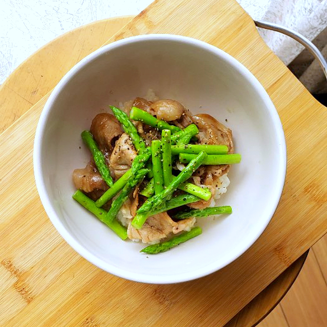 粗挽き黒胡椒をきかせた＊アスパラのっけ豚丼