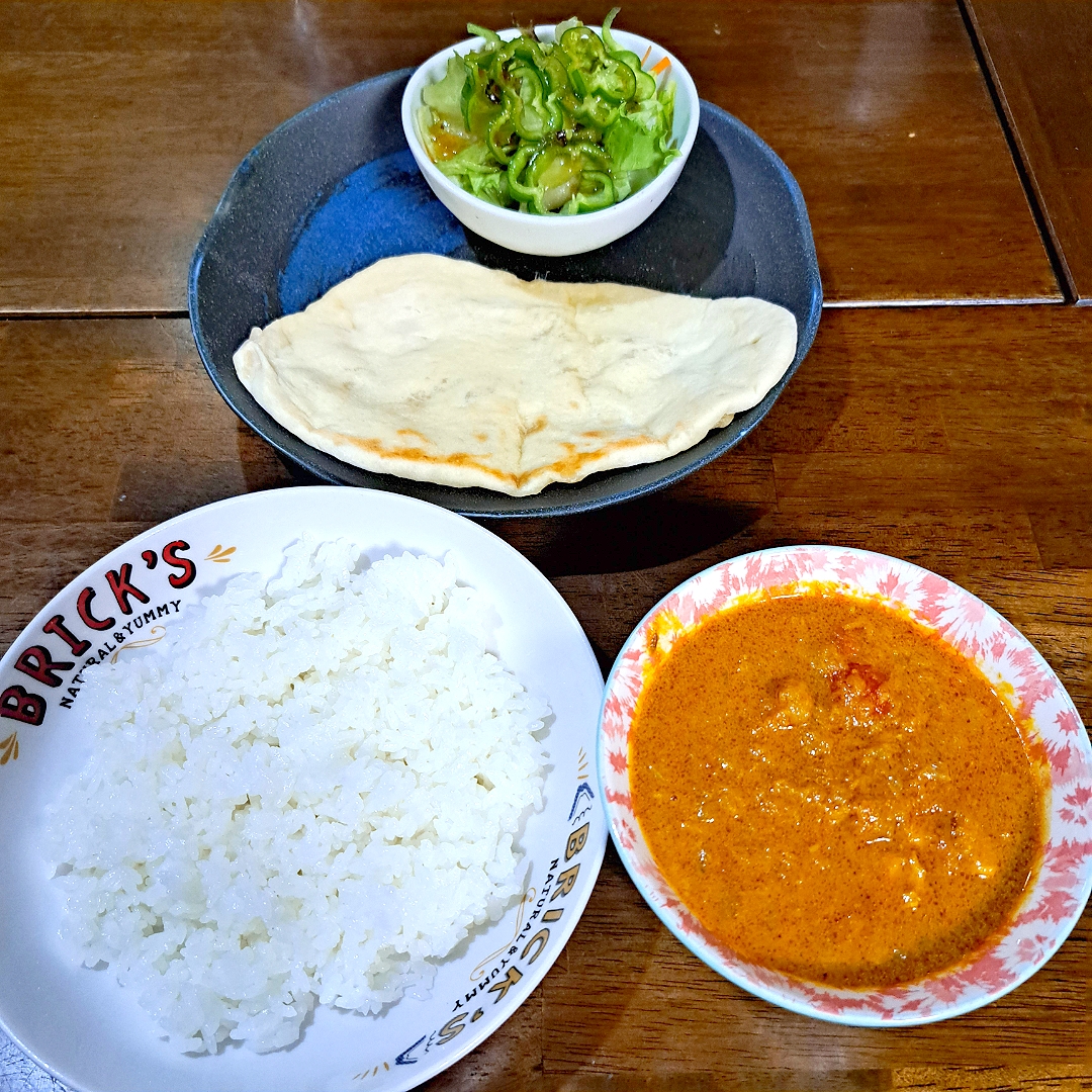 スパイスで作るバターチキンカレー
手作りナン
サラダ