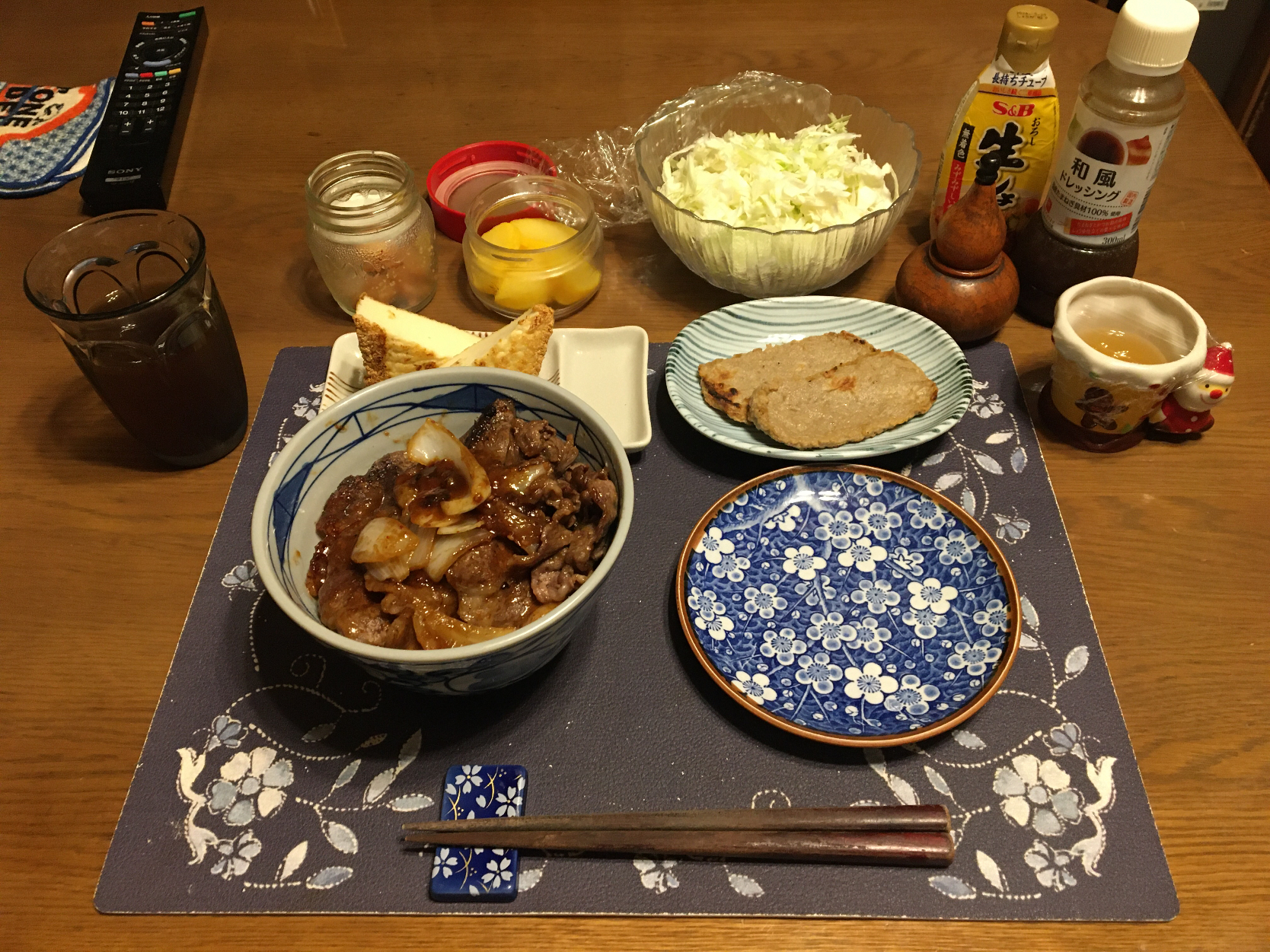 牛肉丼、絹厚揚げの揚げ焼き、サラダ、じゃこ天(夕飯)