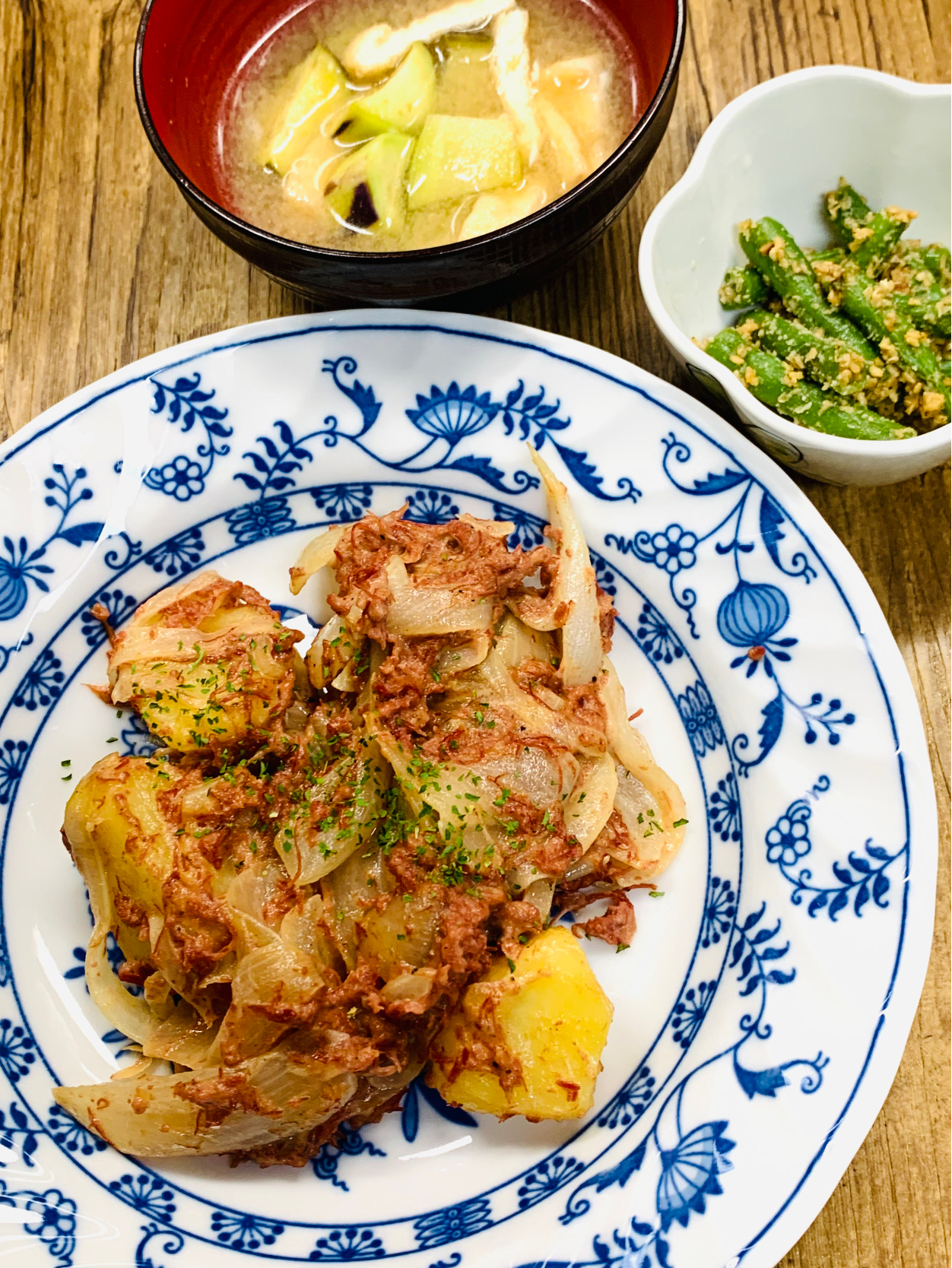 晩ご飯　ゴンビーフでジャーマンポテト　いんげんの胡麻和え　茄子と油揚げの味噌汁