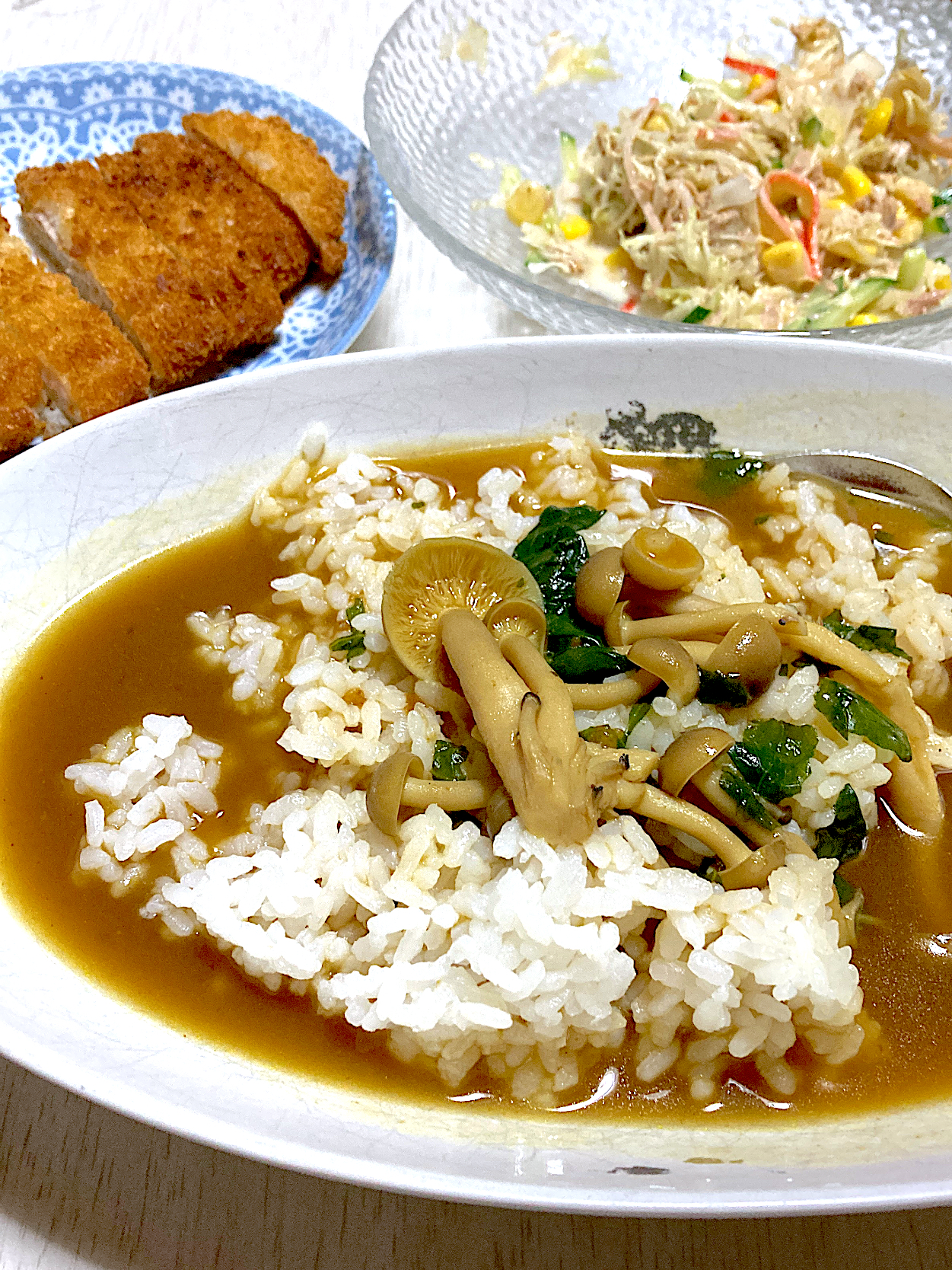 きのこと小松菜のカレー、カツ、サラダ