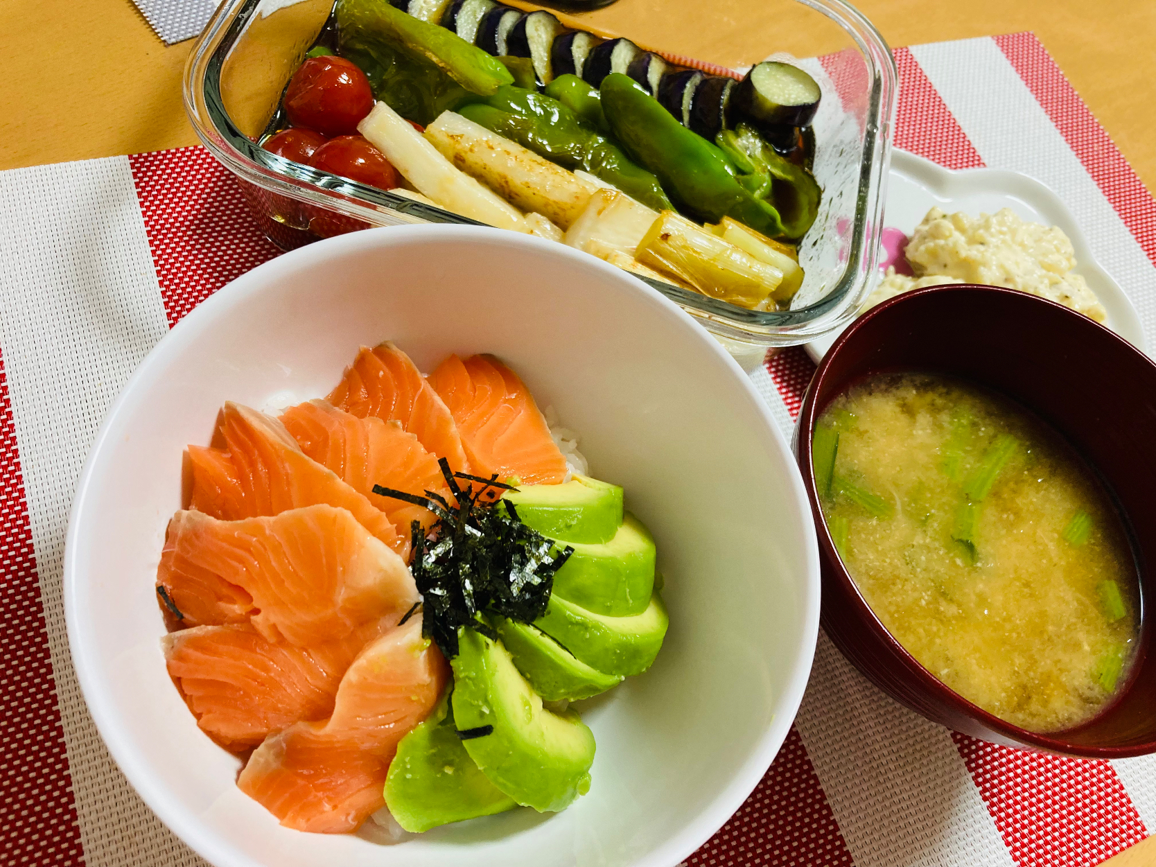 【秋はまだかしら？】サーモン丼　夏野菜の煮浸し