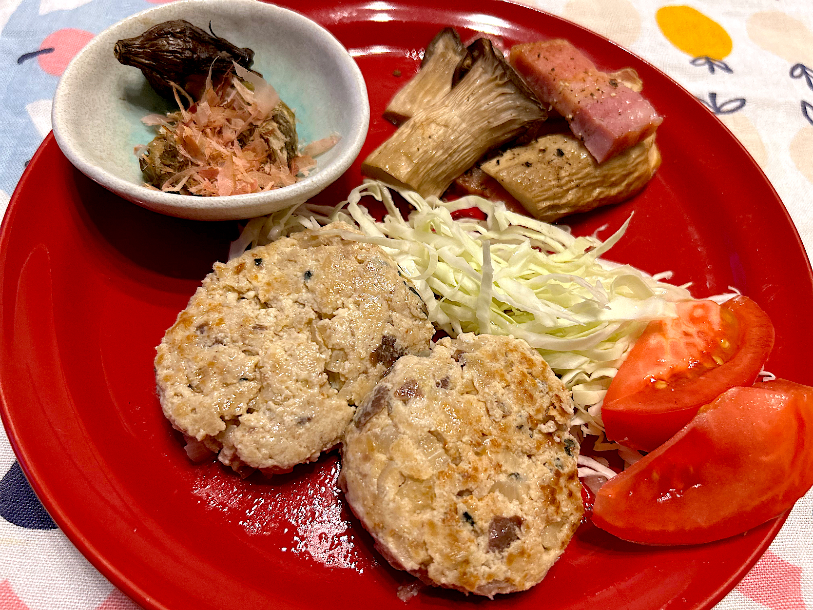 しそ梅のふわふわ鶏バーグ〜千切りキャベツ＆トマト添え〜