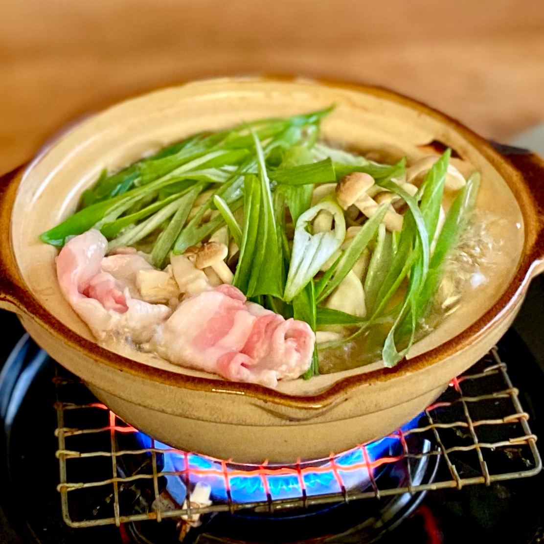 豚チリ 鍋で晩酌スタート