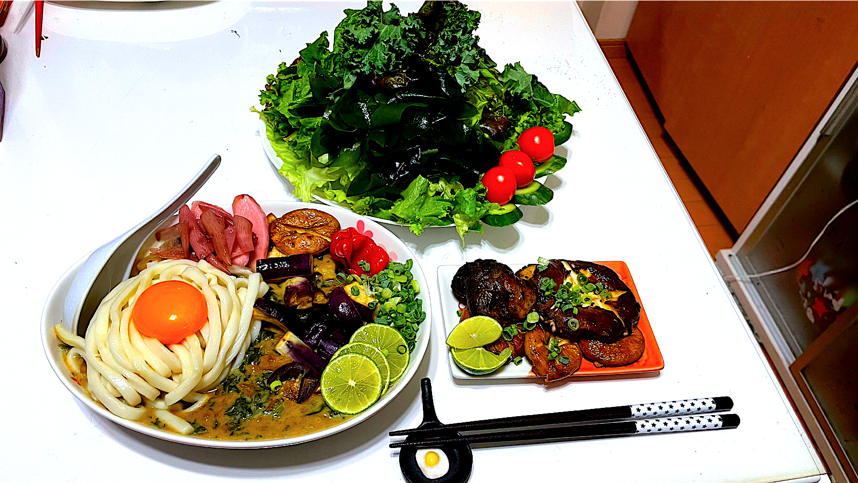 グリーンカレーうどん、大盛りサラダ🥗、椎茸バター🍄🧈