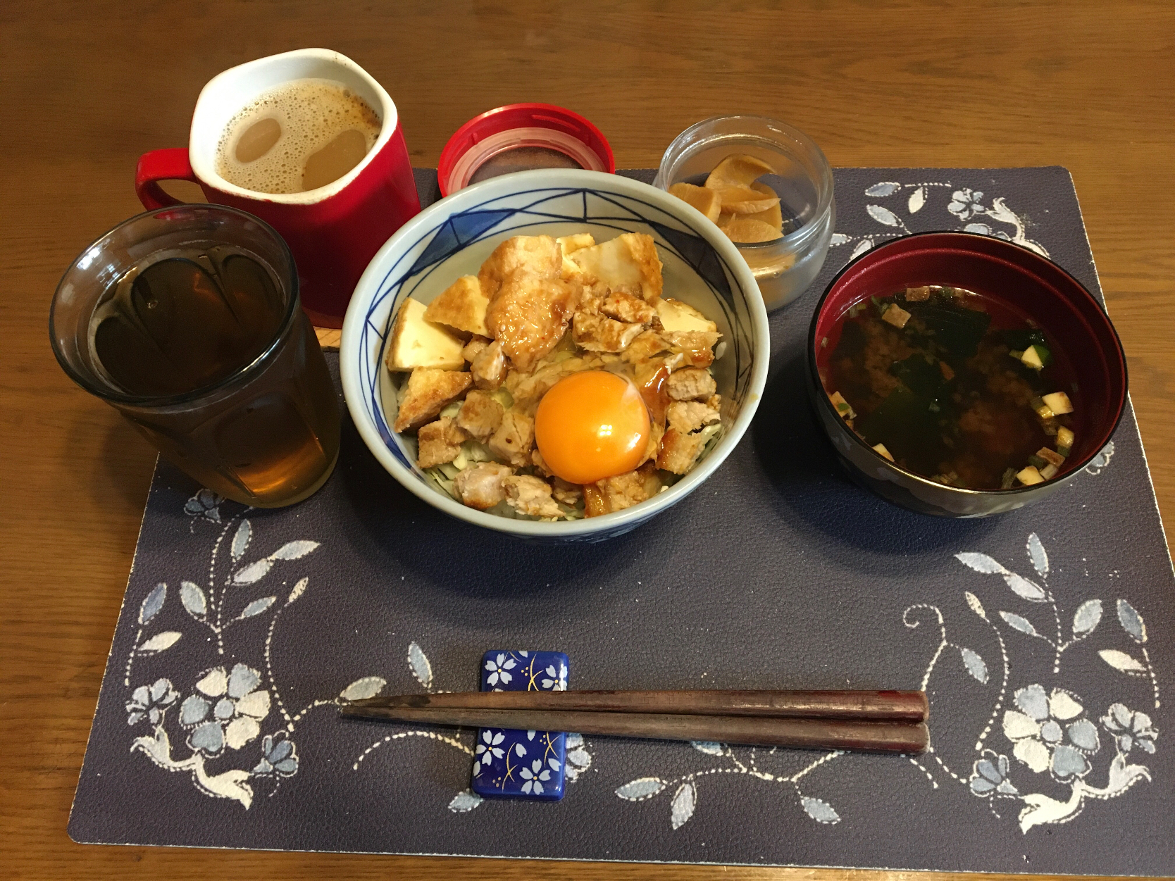 スタミナ丼、沢庵、味噌汁、ホットコーヒー(朝ご飯)