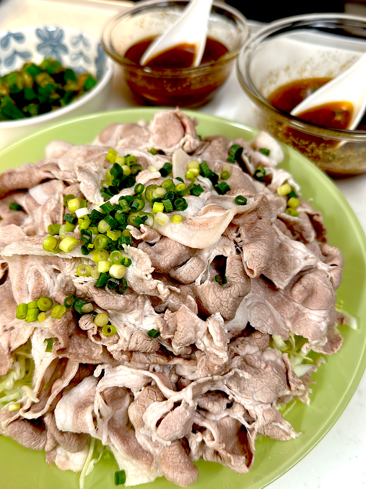 タレはポン酢と韓国風ピリ辛の2種。キャベツたっぷり豚しゃぶ。