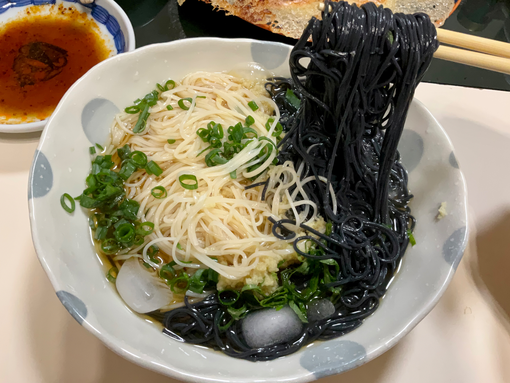 黒は奈良の三輪、白は長崎の島原雲仙のそうめん