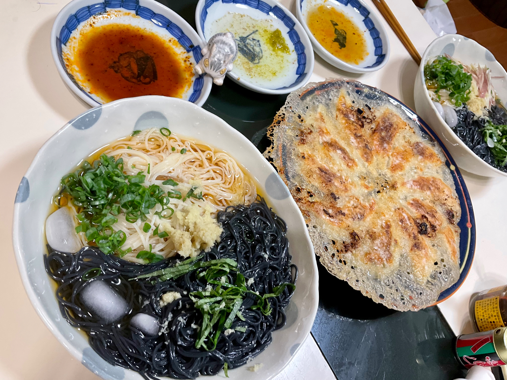 2色のそーめんと餃子で晩御飯