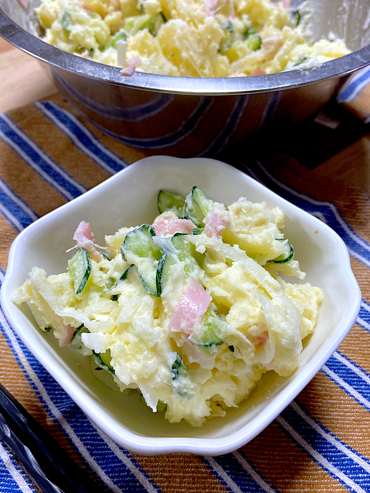 今日のお芋料理。実家から頂いた野菜たちでポテトサラダ。熱いうちに砂糖少しとマヨネーズ、お酢を少し入れます。