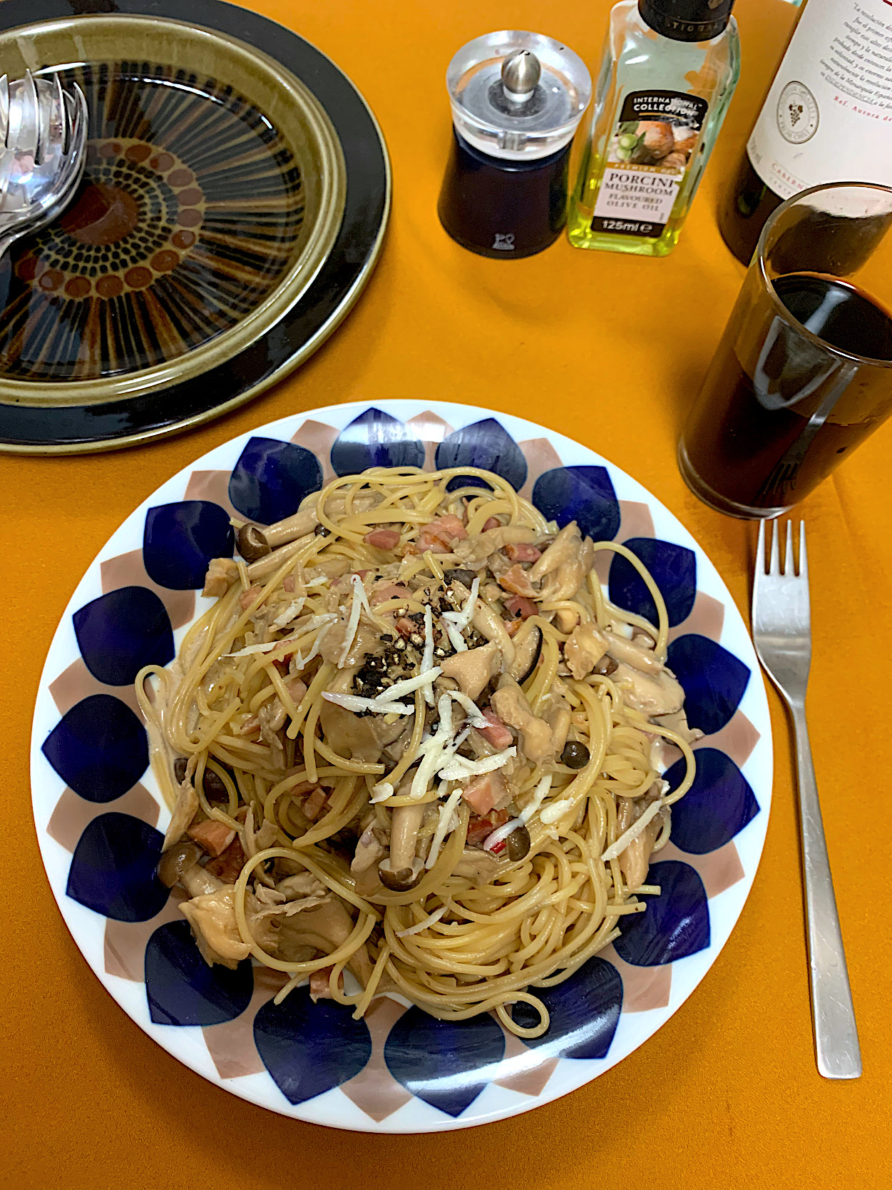スパゲッティ・アラ・クワトロフンギ　4種の茸で、
ポルチーニクリームのキノコ スパゲッティ