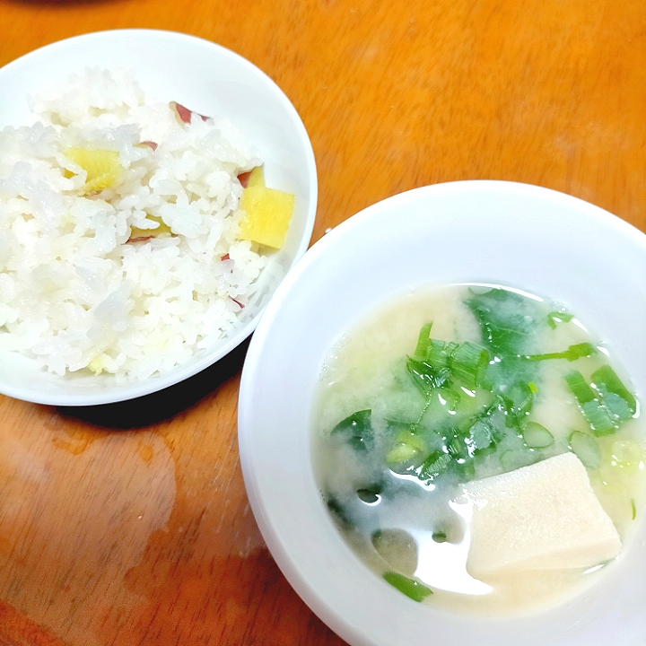 さつまいもご飯、味噌汁