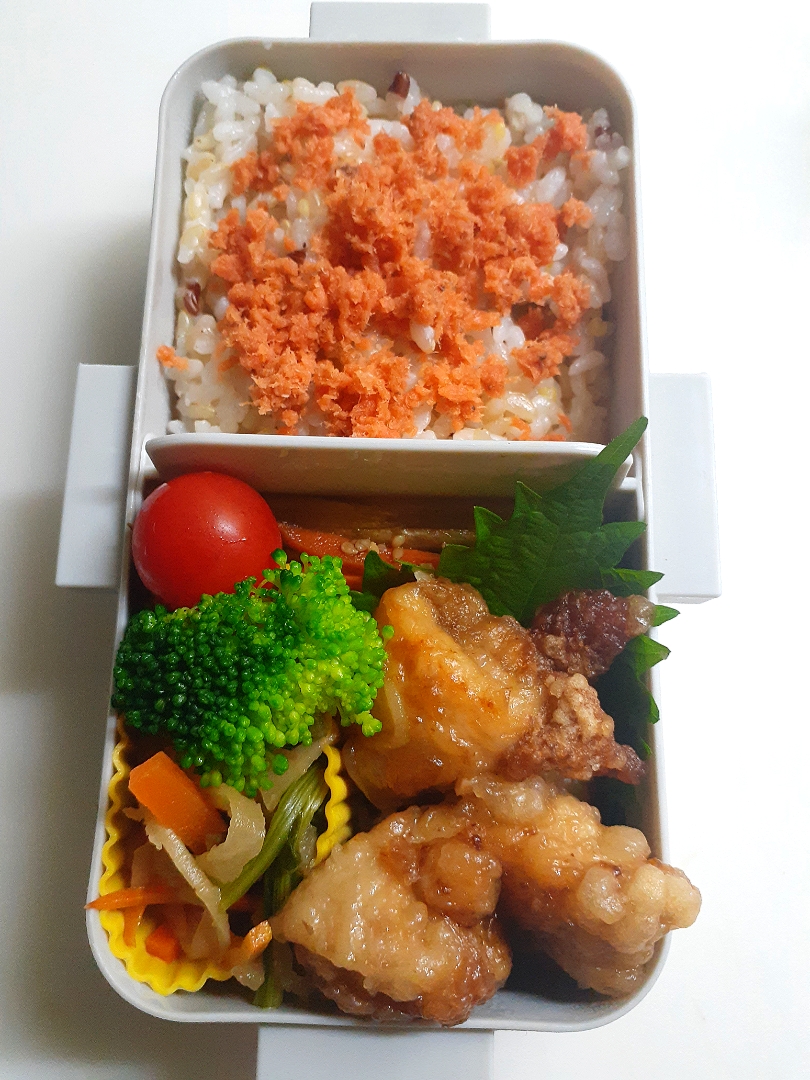 ☆中学生弁当☆雑穀米鮭ごはん、金平牛蒡、切干大根、唐揚げ、ブロッコリー、ミニトマト