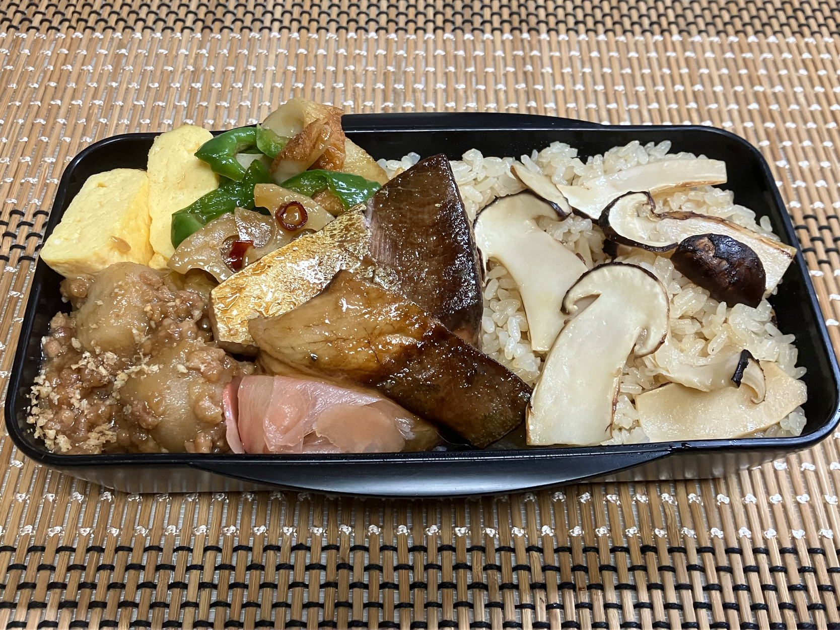 25長男お弁当🍱いただいた松茸を炊き込みに♪