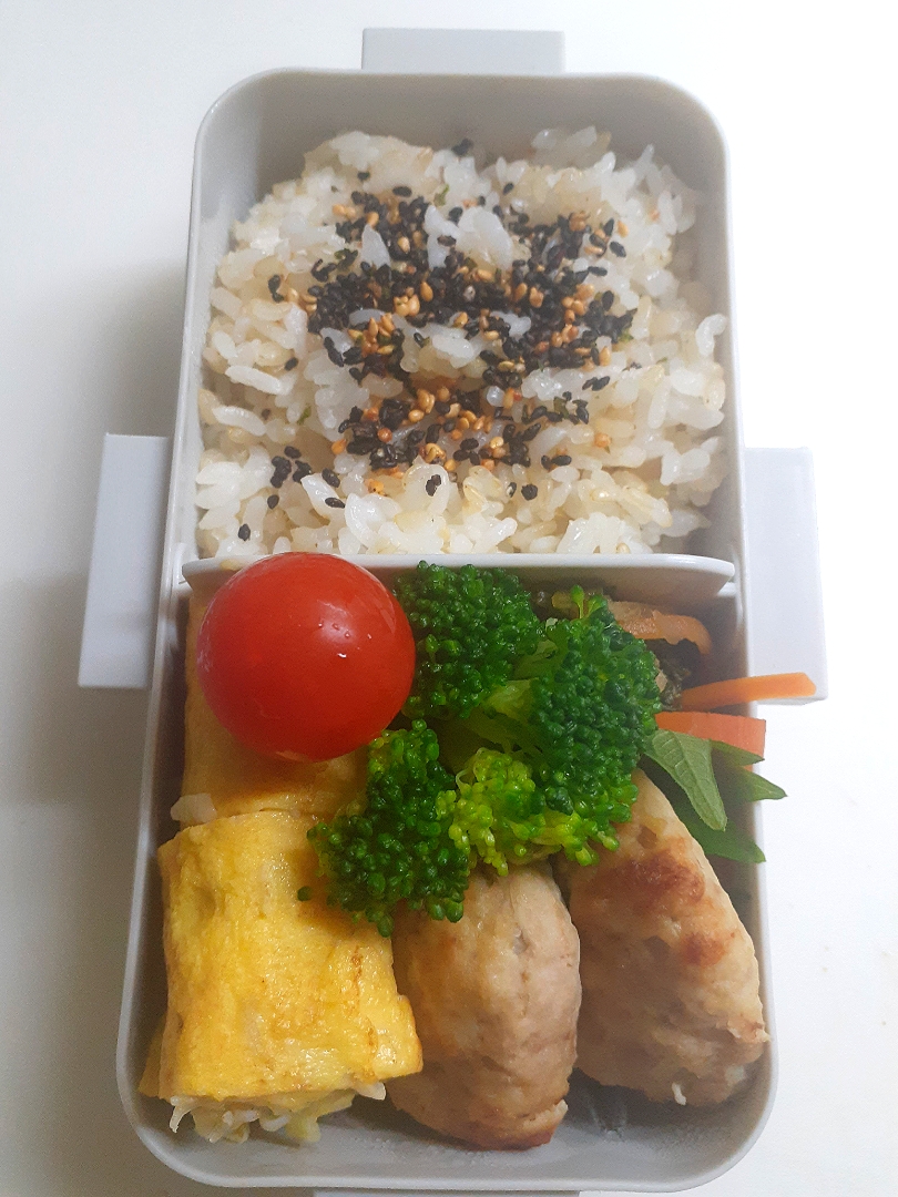 ☆中学生弁当☆玄米入り味ごまひじきごはん、切干大根、ハンバーグ、ブロッコリー、ミニトマト、シラス葱卵焼き