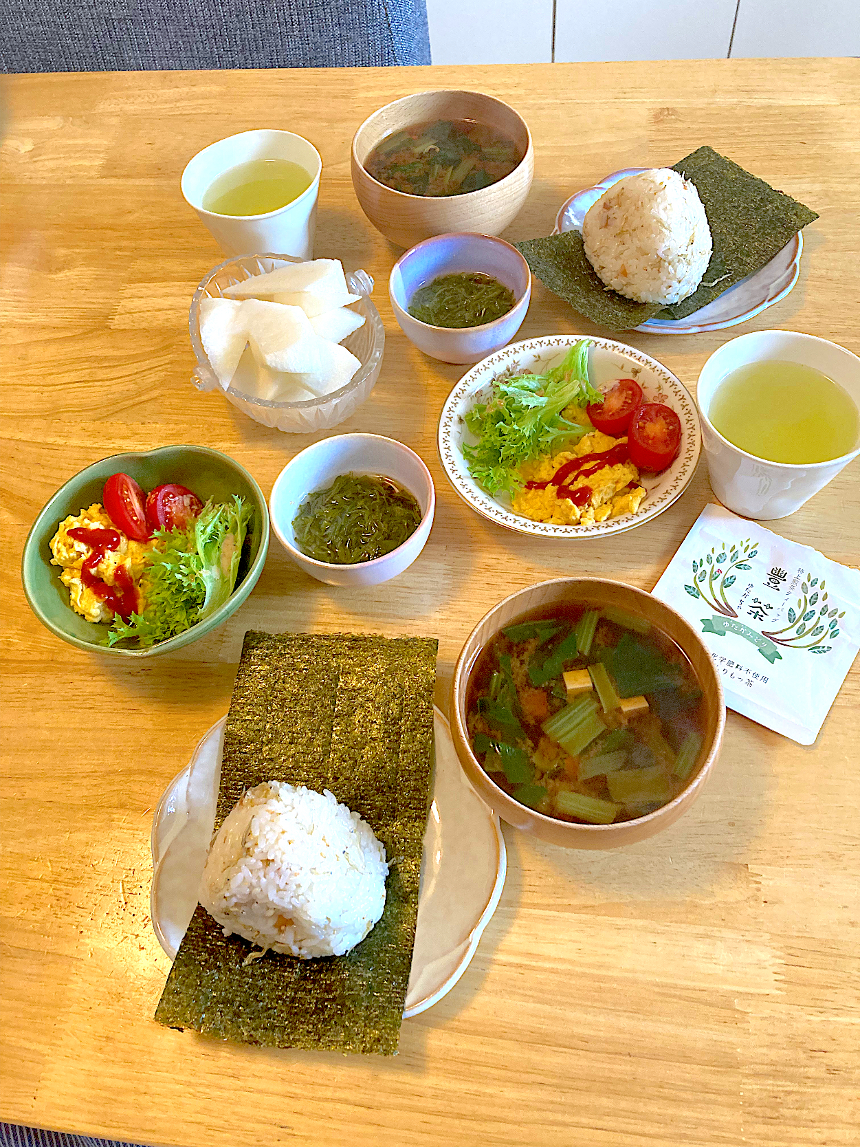 お雑魚と梅の炊き込みご飯🍙♡めかぶ♡スクランブルエッグサラダ♡小松菜とお豆腐のお味噌汁♡新高梨♡宮崎土産の緑茶♡