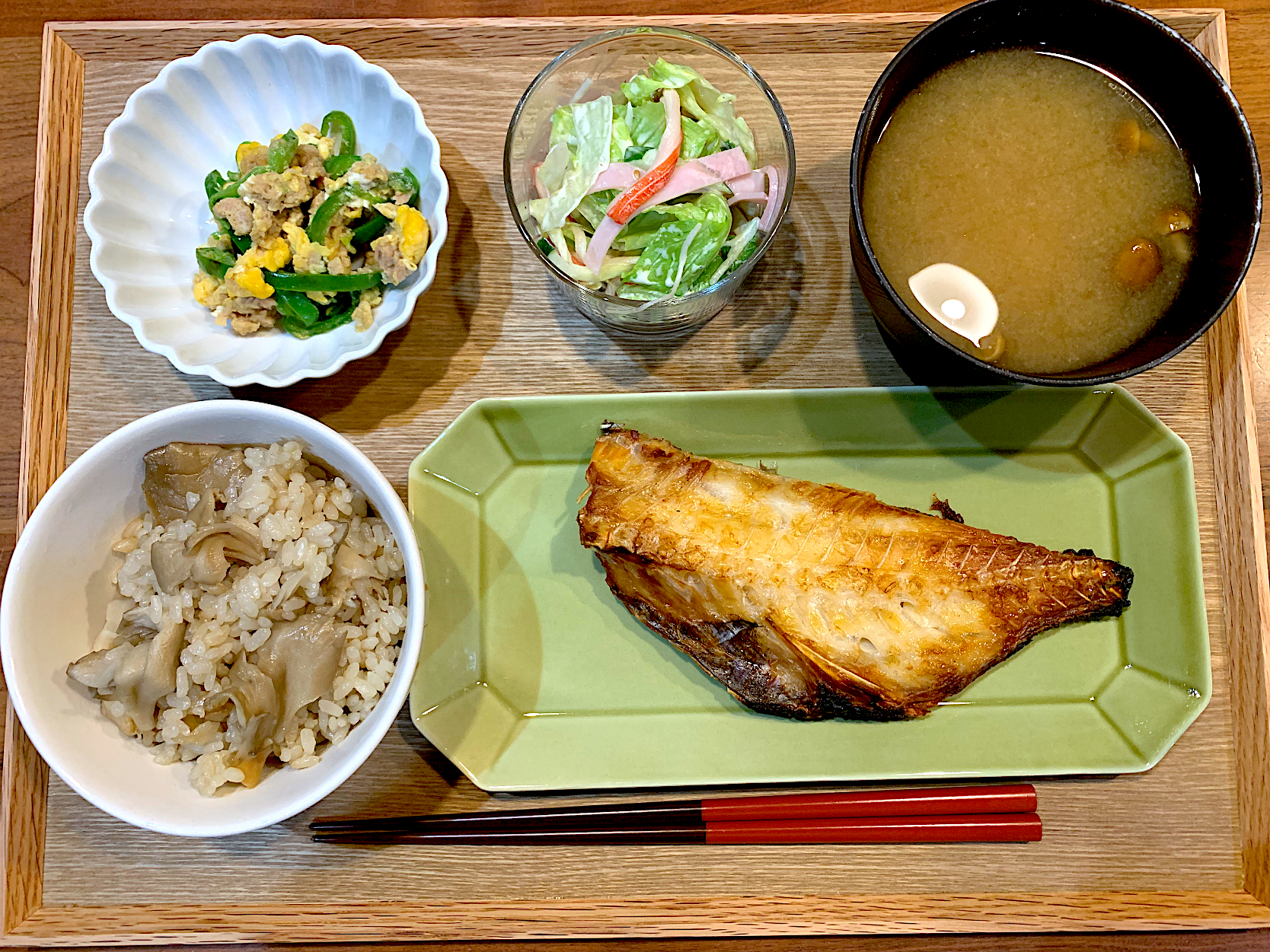 今日の夜ご飯(舞茸ご飯、赤魚、無限ピーマン、カニカマサラダ、なめこ汁)
