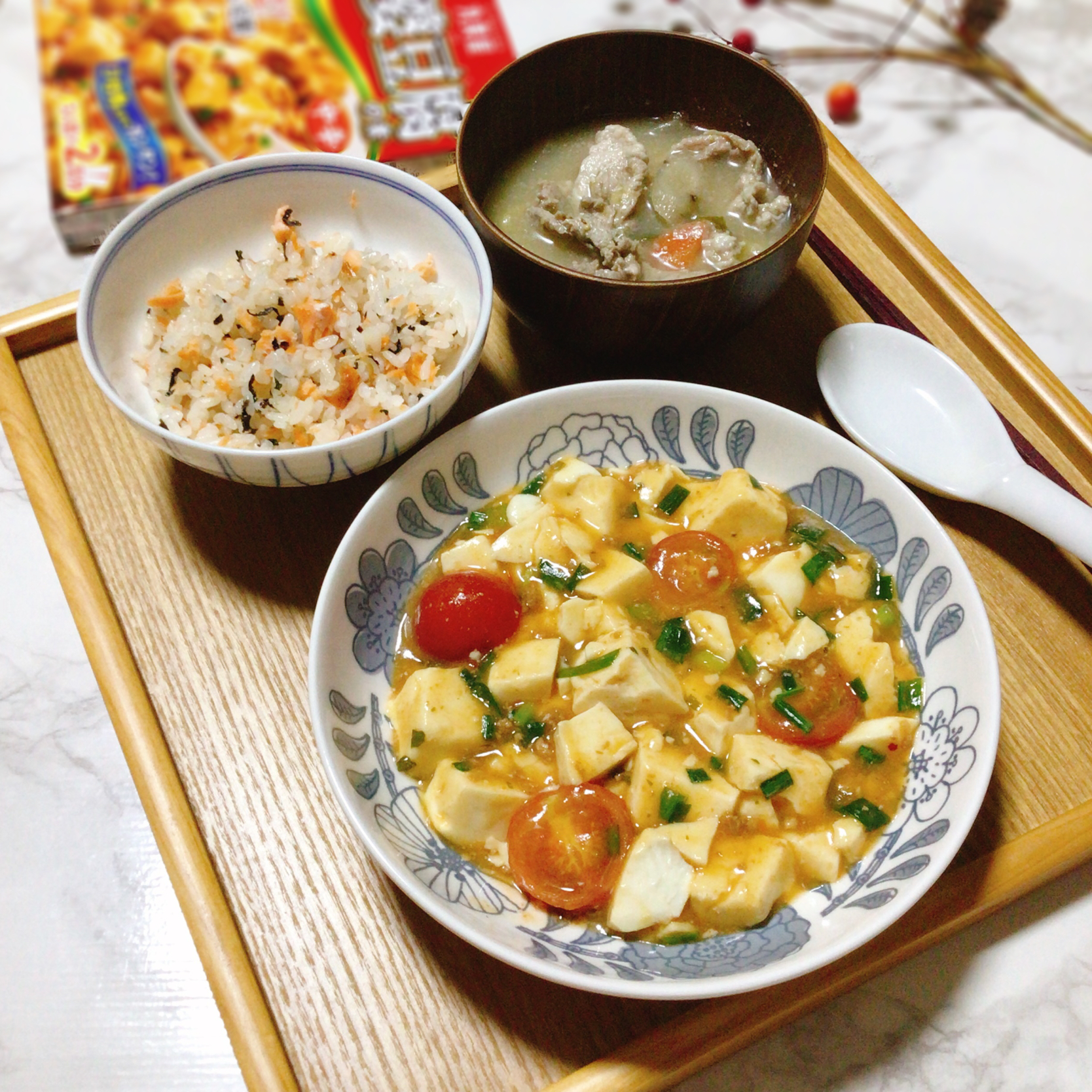 ニラトマト麻婆豆腐🍅と鮭ハラスの炊き込みご飯♪