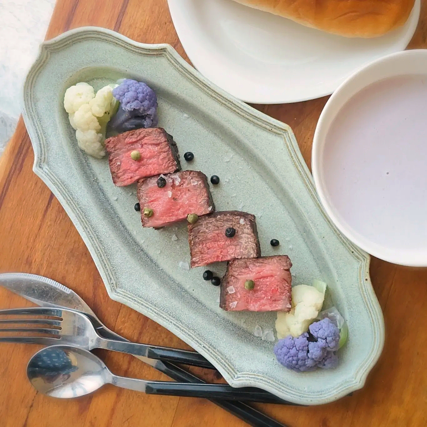 国産銘柄牛のステーキ&紫カリフラワーのスープ