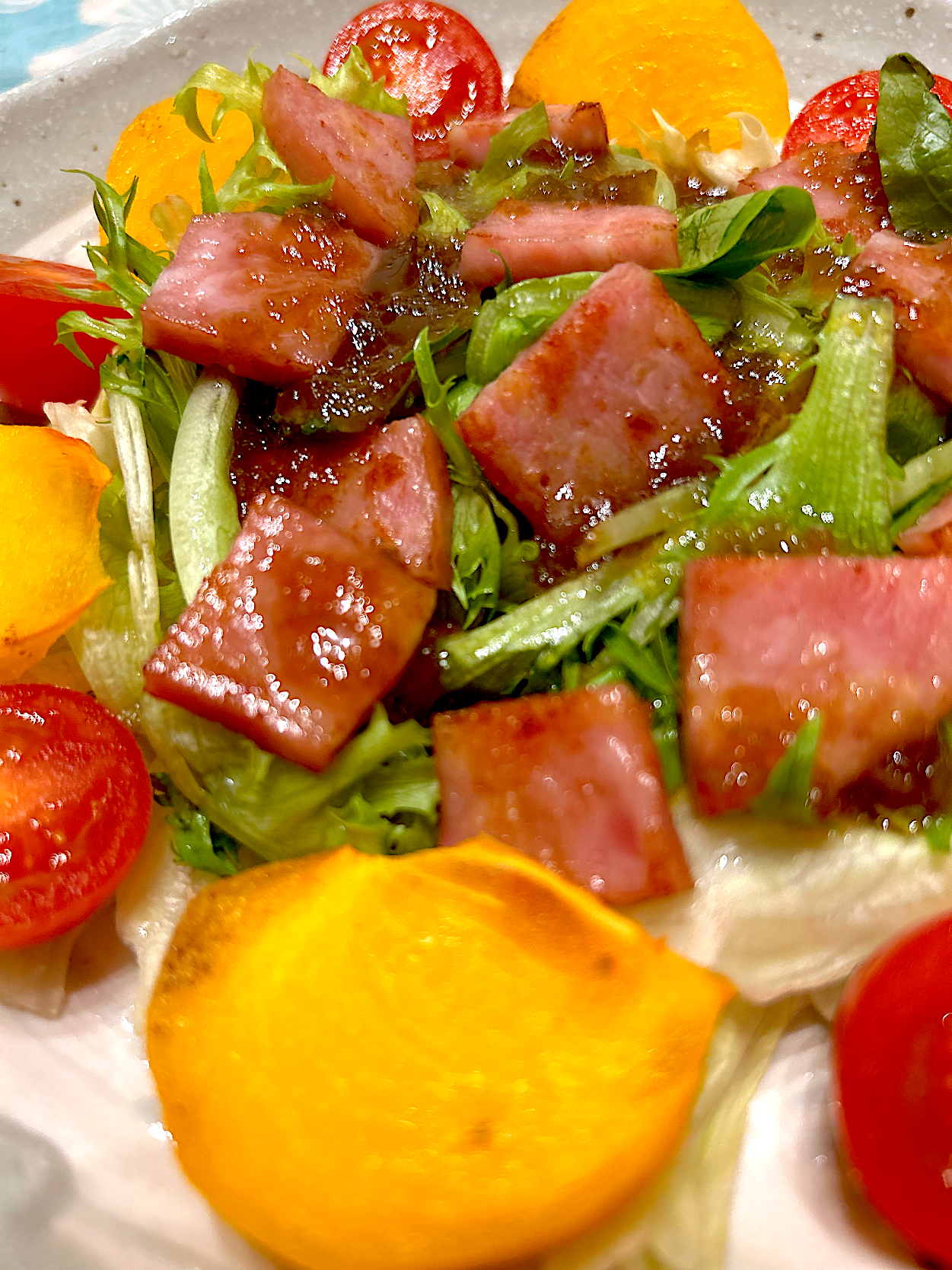 かけるだけでごちそう🥗厚切りソーセージステーキと柿のサラダ