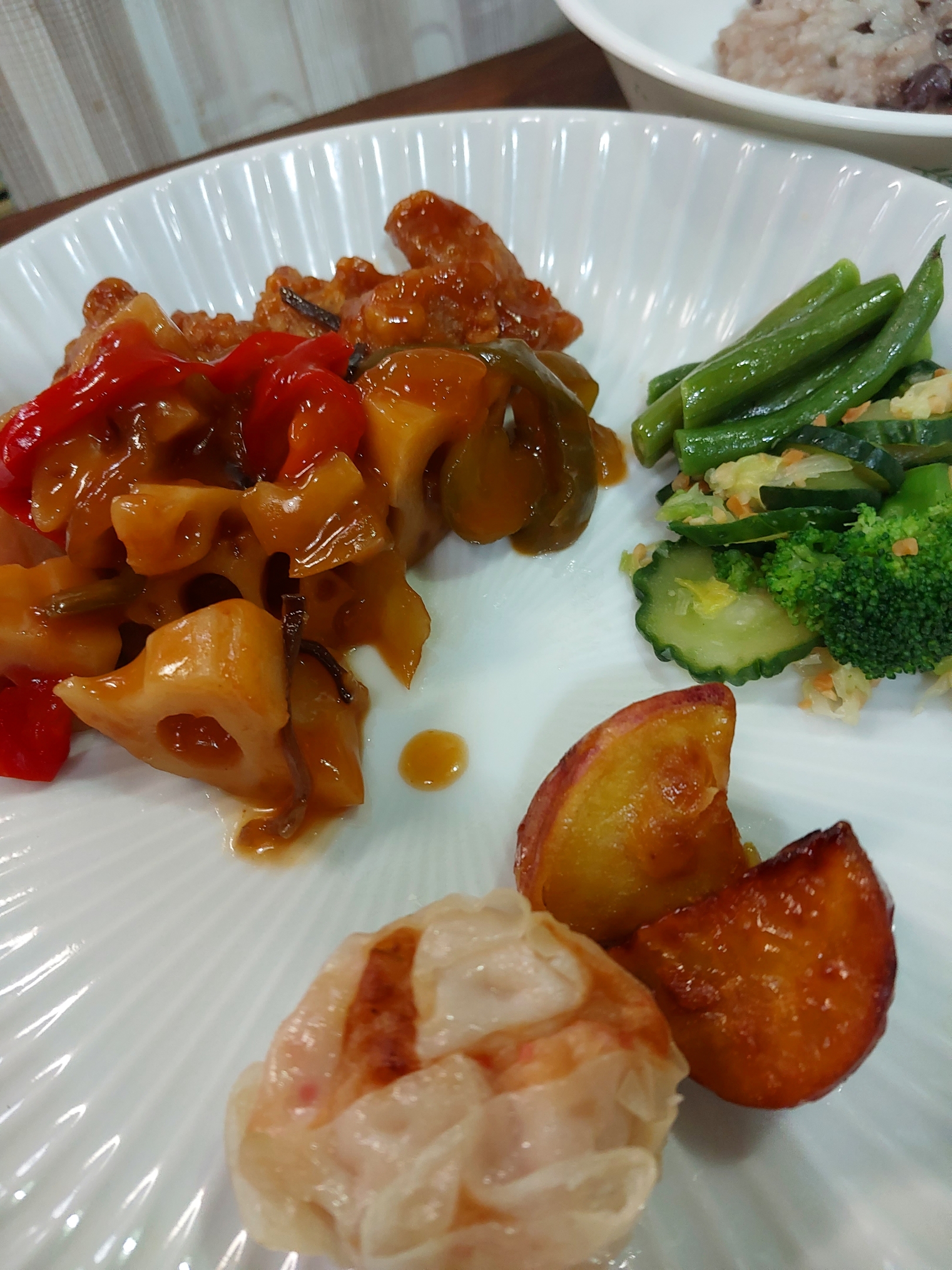 いつどやの夕食😊

酢豚
🦀焼売
和風野菜煮込み

小豆粥