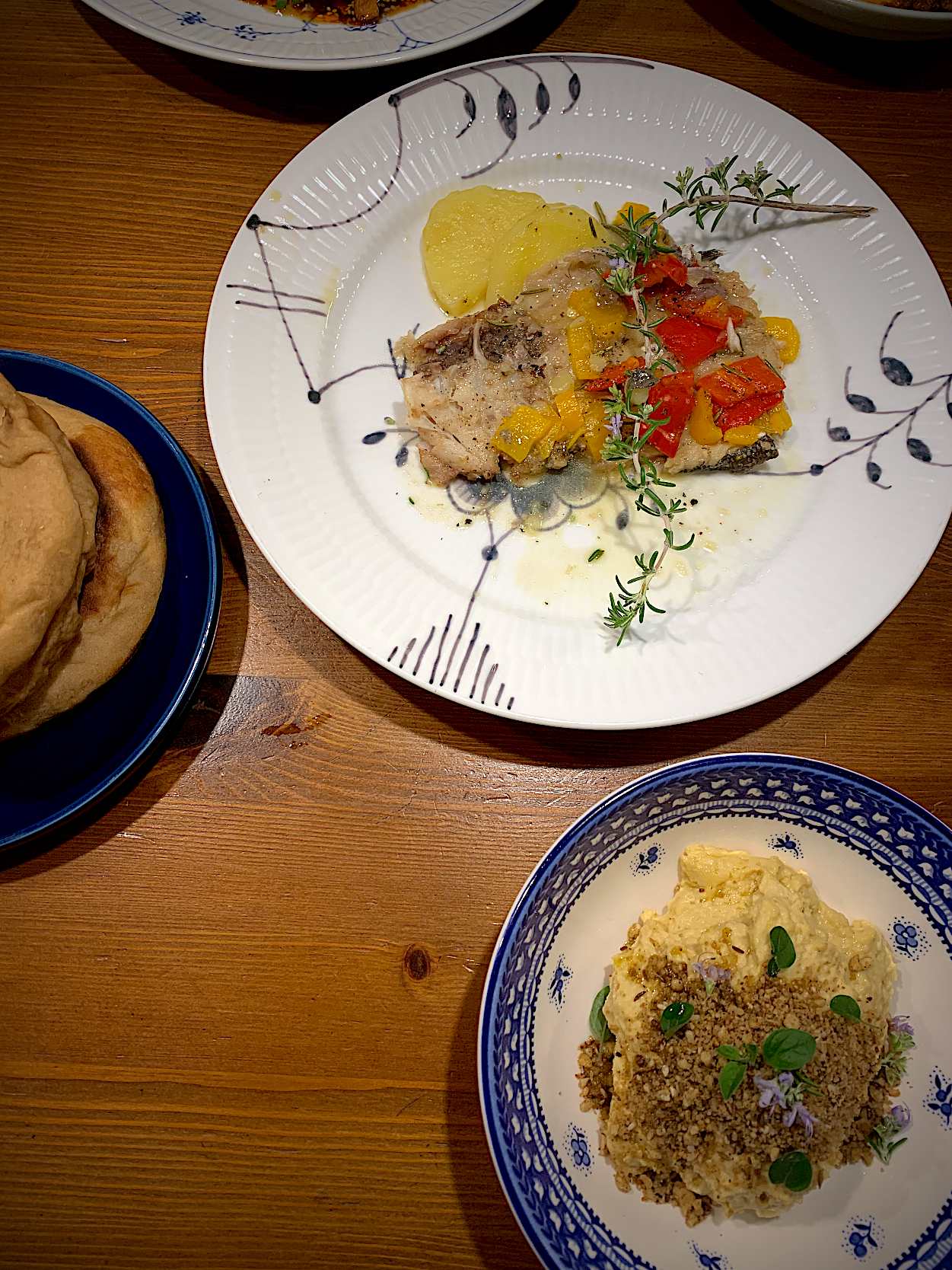 続最期の晩餐編　1kg弱150円の真鱈のアラ　　　　　　　　フンムスと全粒古代小麦のピタパン　　　　　　　　野生酵母の発泡ヌーヴォーで。