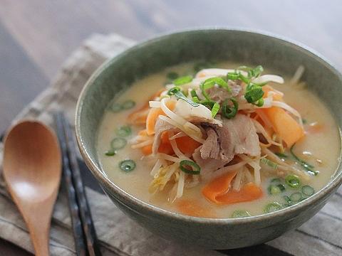 豆乳ともやしのとんこつラーメン風スープ