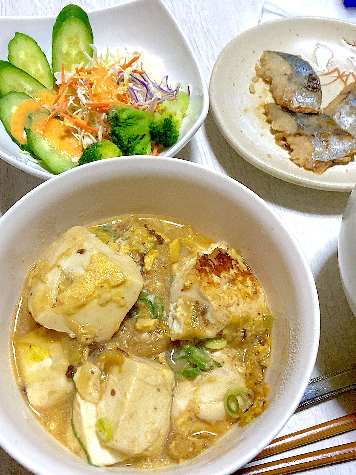 白菜とネギと豆腐のトロ2煮、ミックスサラダ、西京焼き