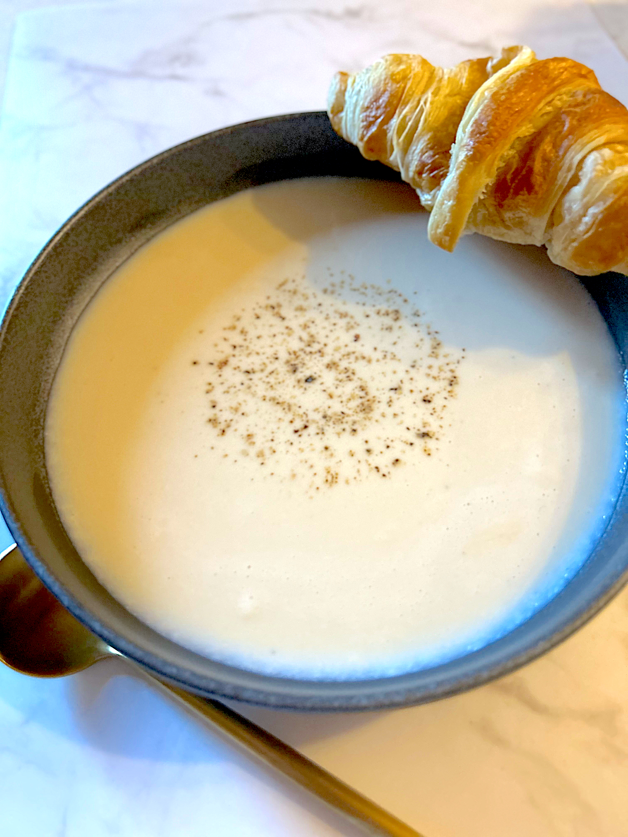 自家製カリフラワーポタージュにクロワッサン🥐を添えて