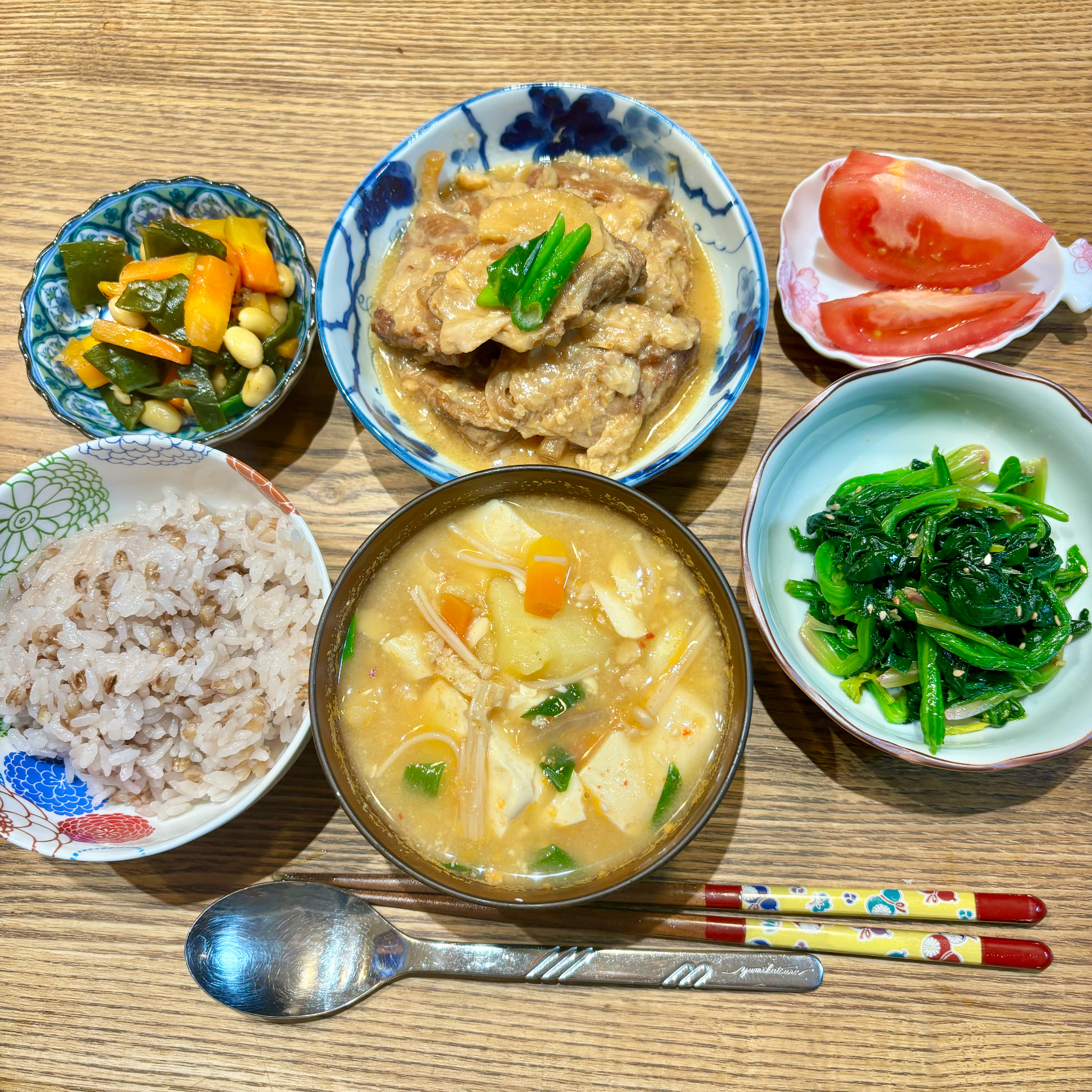 具沢山味噌汁　ブタ軟骨の味噌煮こみ　五目豆　ほうれん草のおひたし