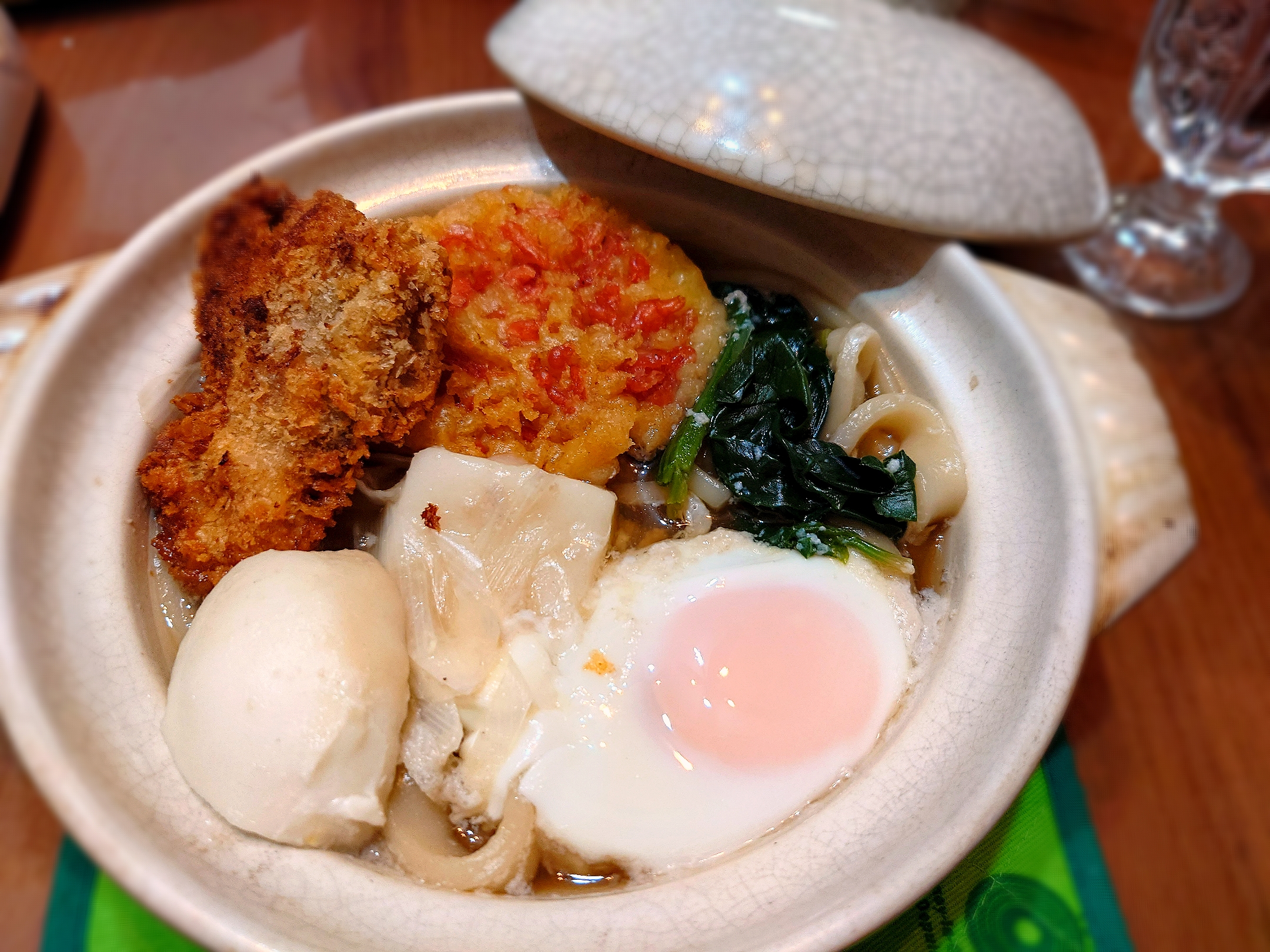 カツ入り鍋焼きうどん