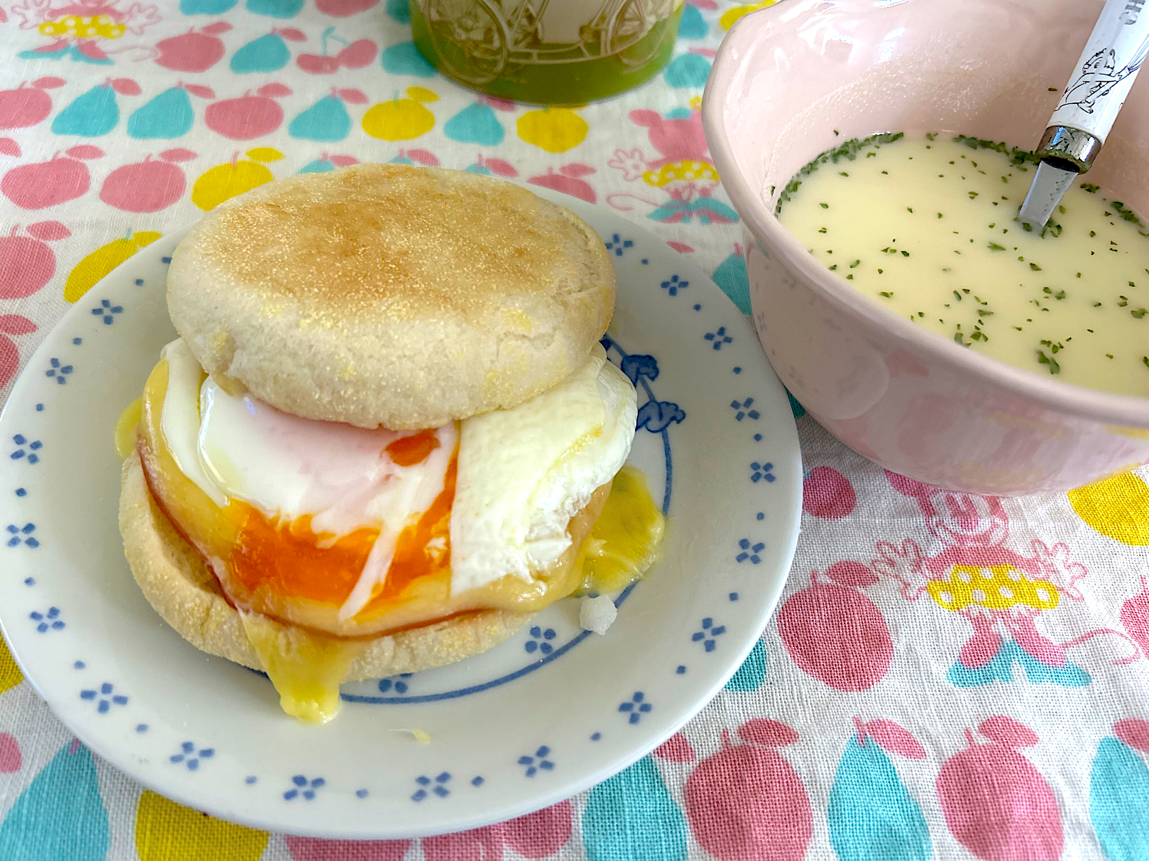 コーンスープ＆イングリッシュマフィンの朝ごはん