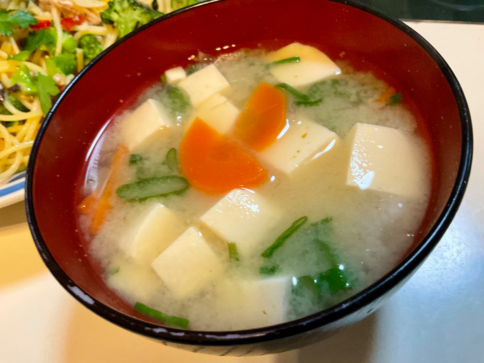 人参🥕大根、豆腐のお味噌汁。味噌は広島の白味噌