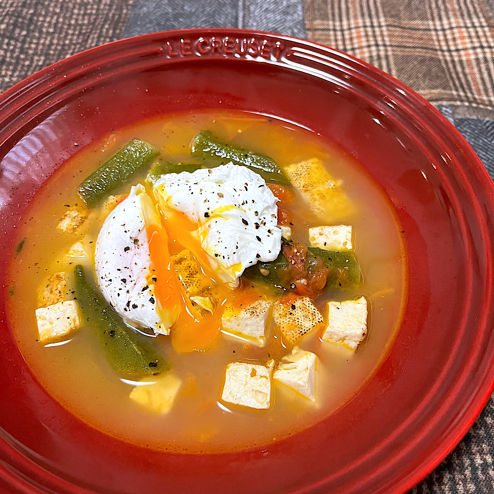 オクラと豆腐とポーチドエッグのトマトスープ