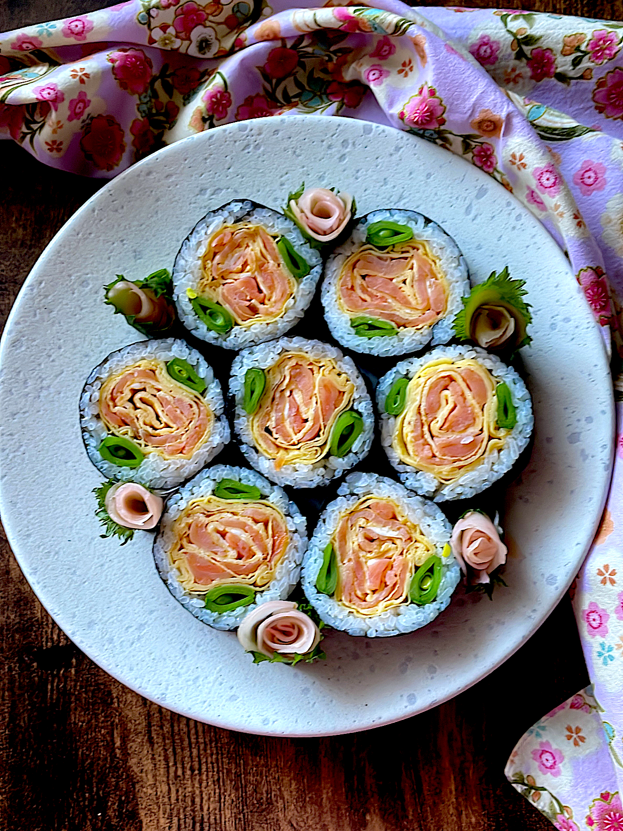 サーモンと卵の薔薇の巻きずし ~サーモンは切り落としがおすすめ