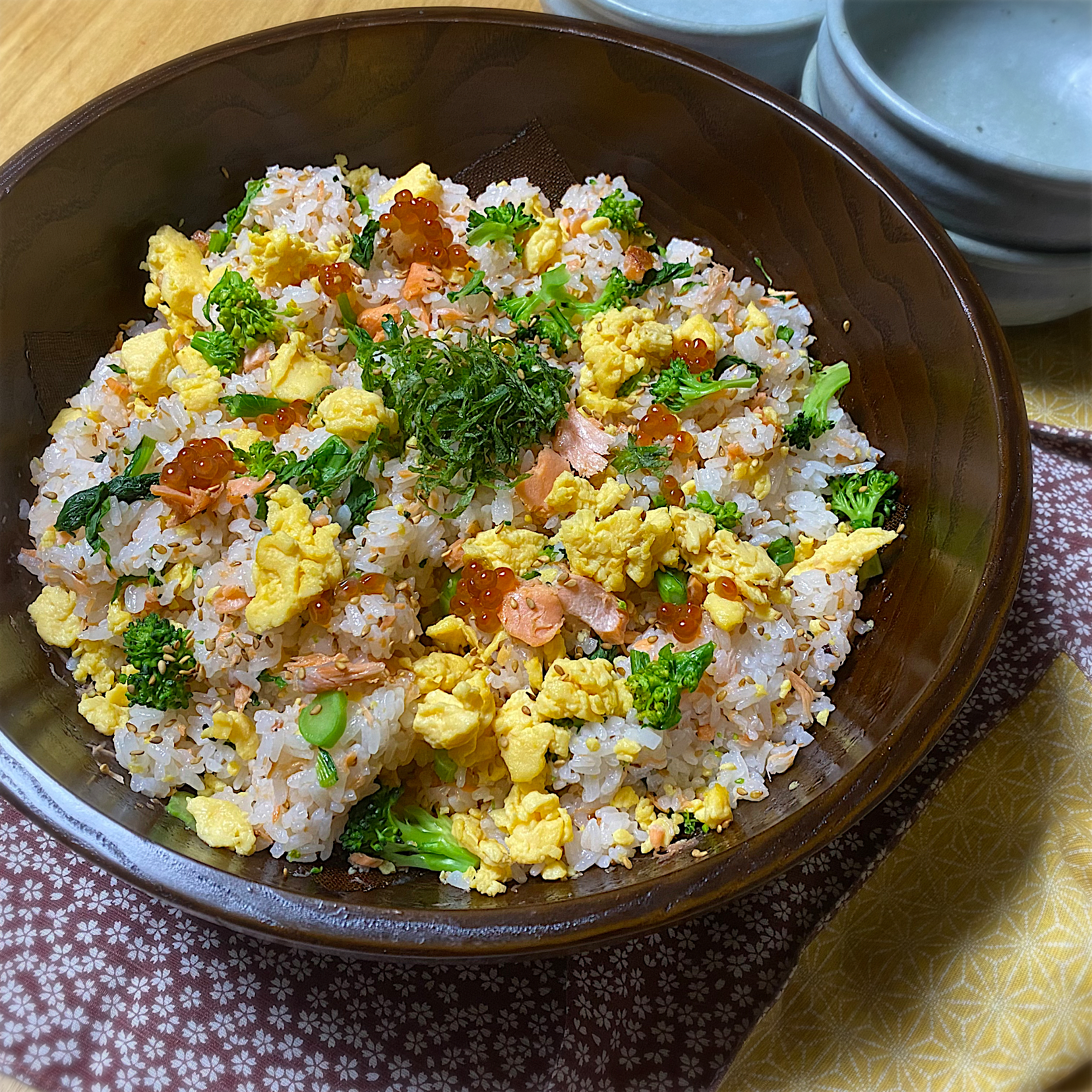 うさかめさんの料理 シロさんの 鮭と卵ときゅうりのちらし寿司を　鮭と卵と菜の花のちらし寿司に。