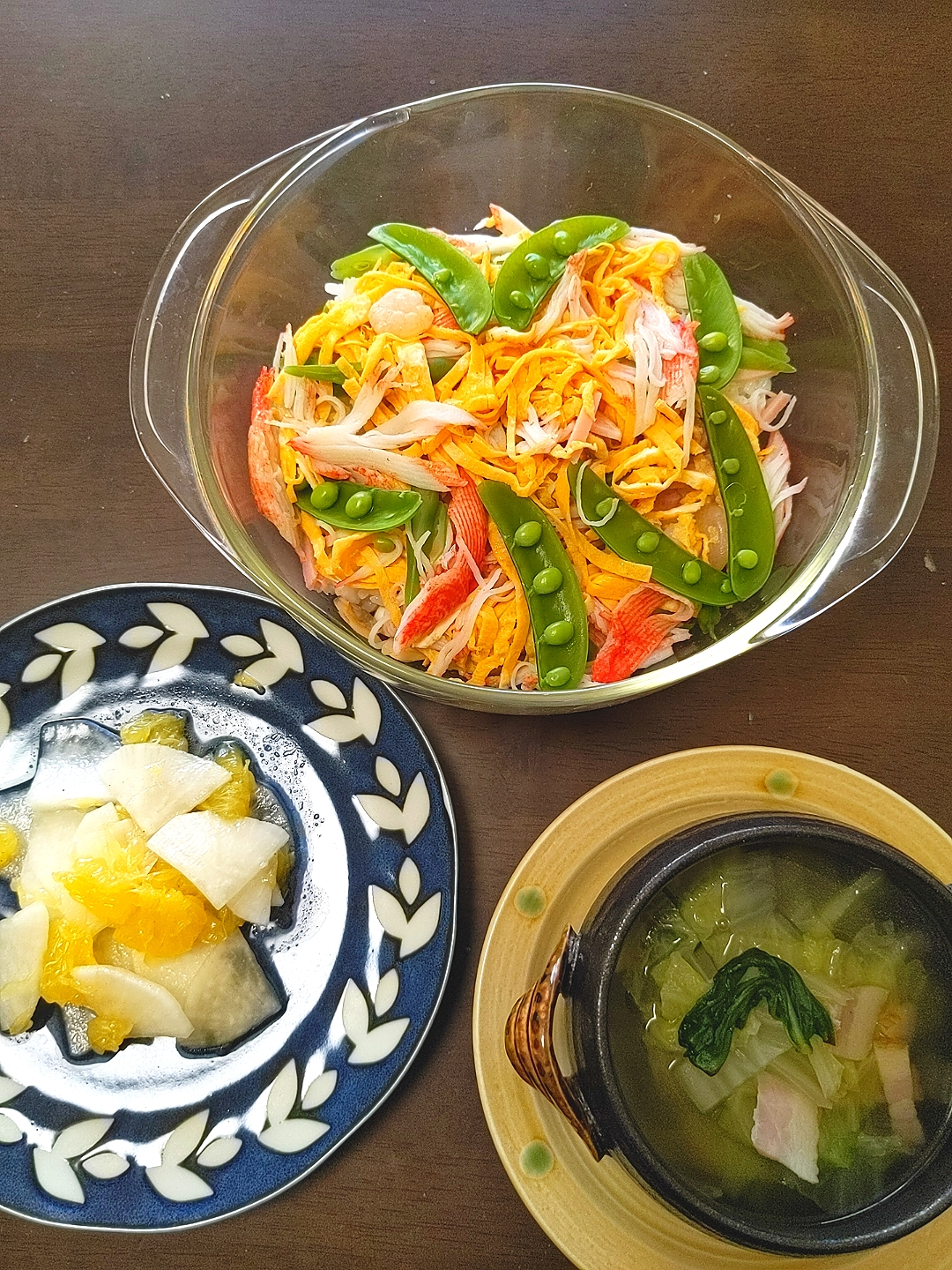 シーフードミックスの洋風ちらし寿司
甘夏と大根のサラダ
白菜とベーコンのコンソメスープ