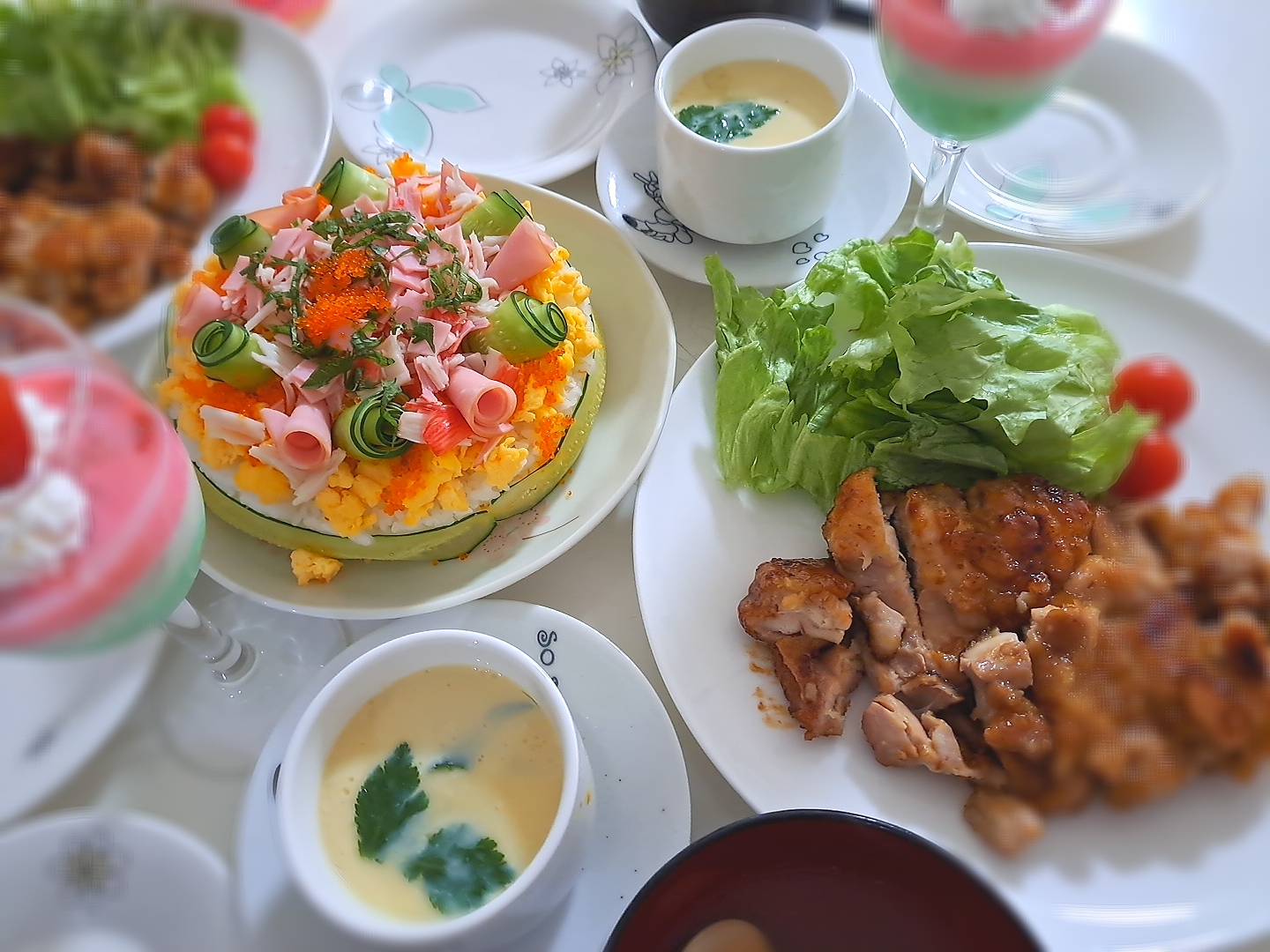 昨日のひな祭り夕食(*ˊ˘ˋ*)🎎🍡🌸
ちらし寿司ケーキ
照り焼きチキン＆サラダ🥗
茶碗蒸し
蛤お吸い物
3色ミルクプリン