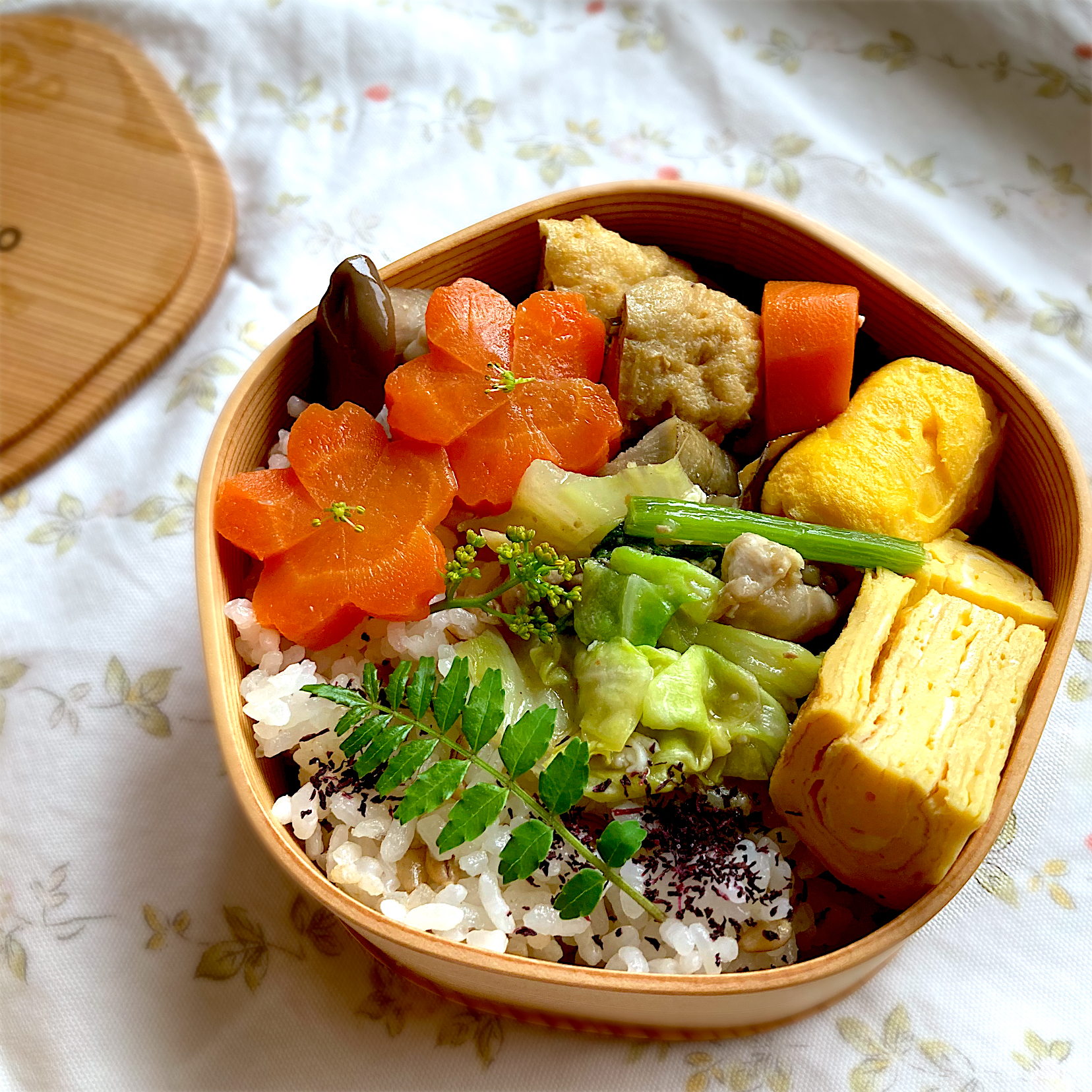 今日のお弁当　山椒の花がポイントです