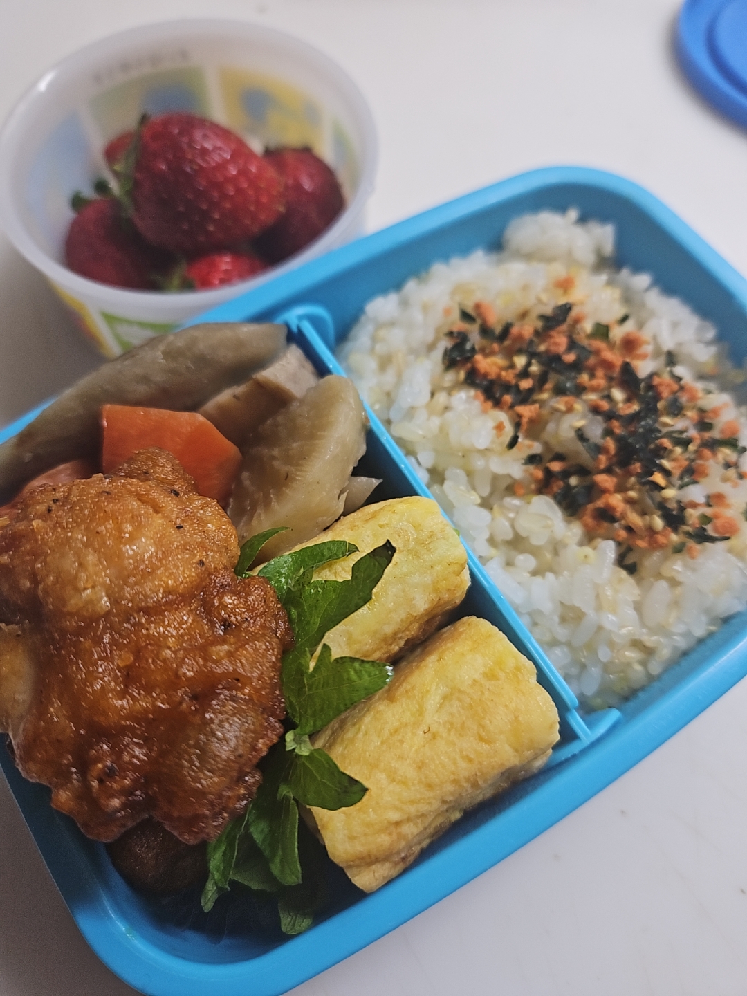 ☆春休み弁当☆玄米入り鮭若芽ごはん、筑前煮、唐揚げ、シラス葱卵焼き、いちご