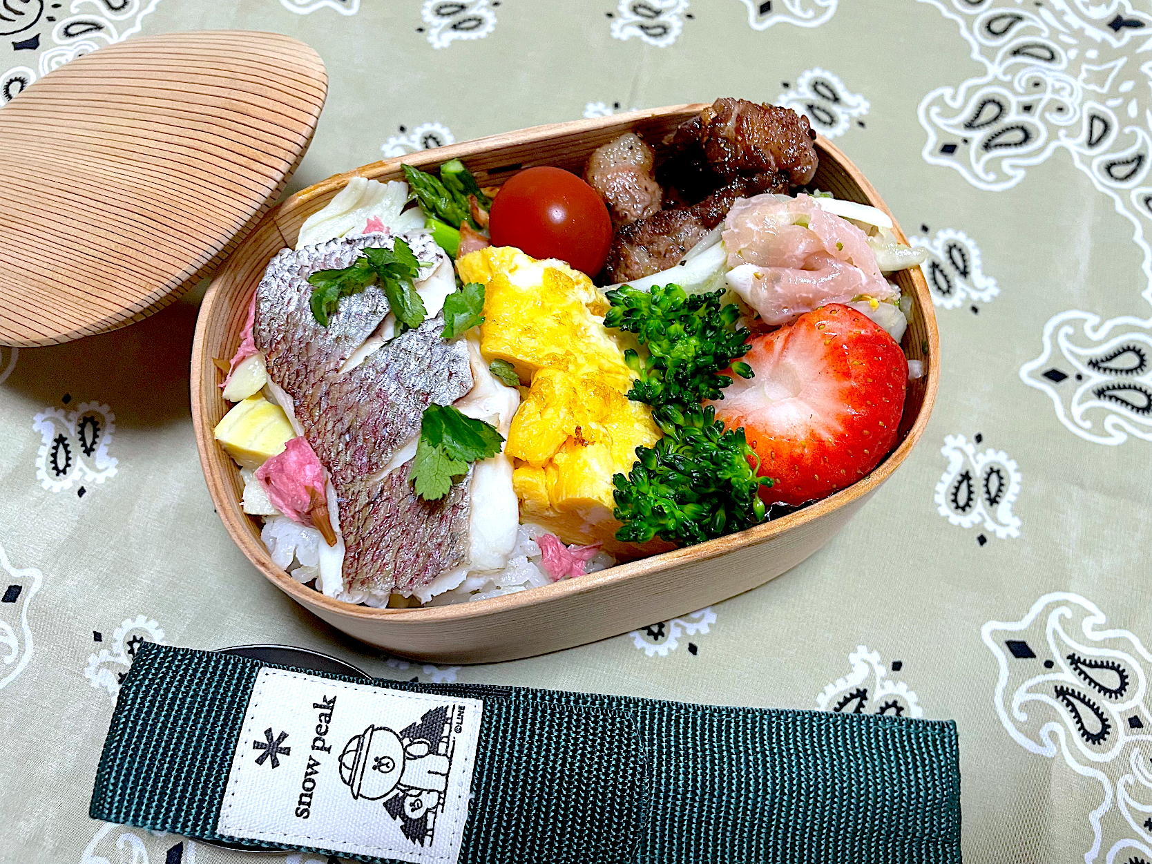 春の桜鯛と桜と筍の炊き込みご飯弁当🍱