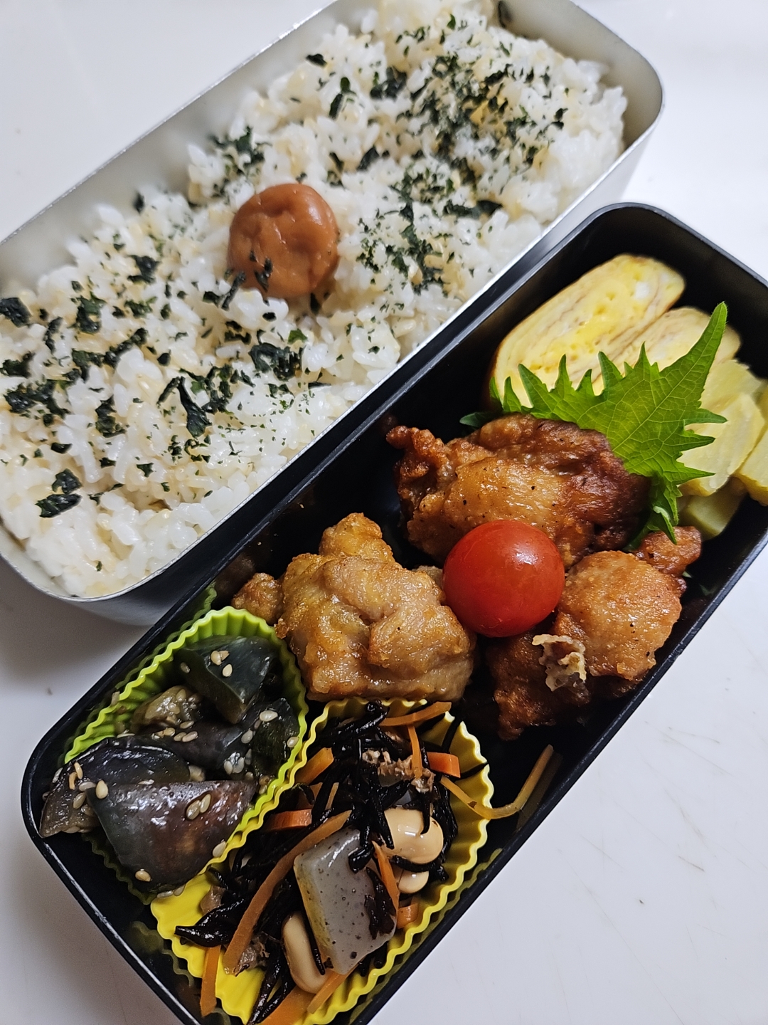 ☆高１弁当☆昼休みが長くなり、大きくなりました❗玄米入り若芽ごはん、梅、シラス葱卵焼き、薩摩芋、唐揚げ、ミニトマト、ひじき、茄子漬け