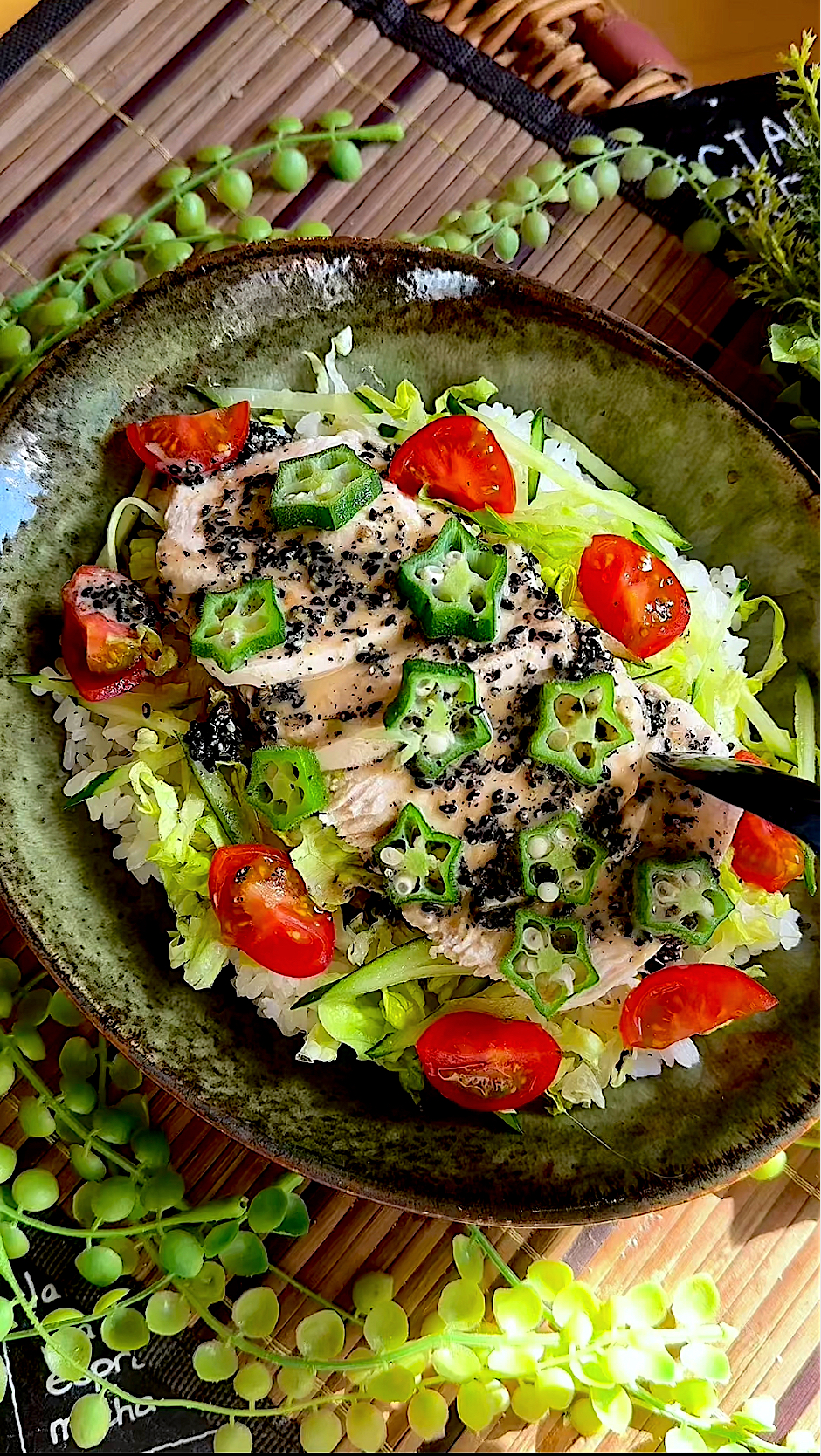 黒ごまが香ばしい蒸し鶏のごまだれサラダ丼