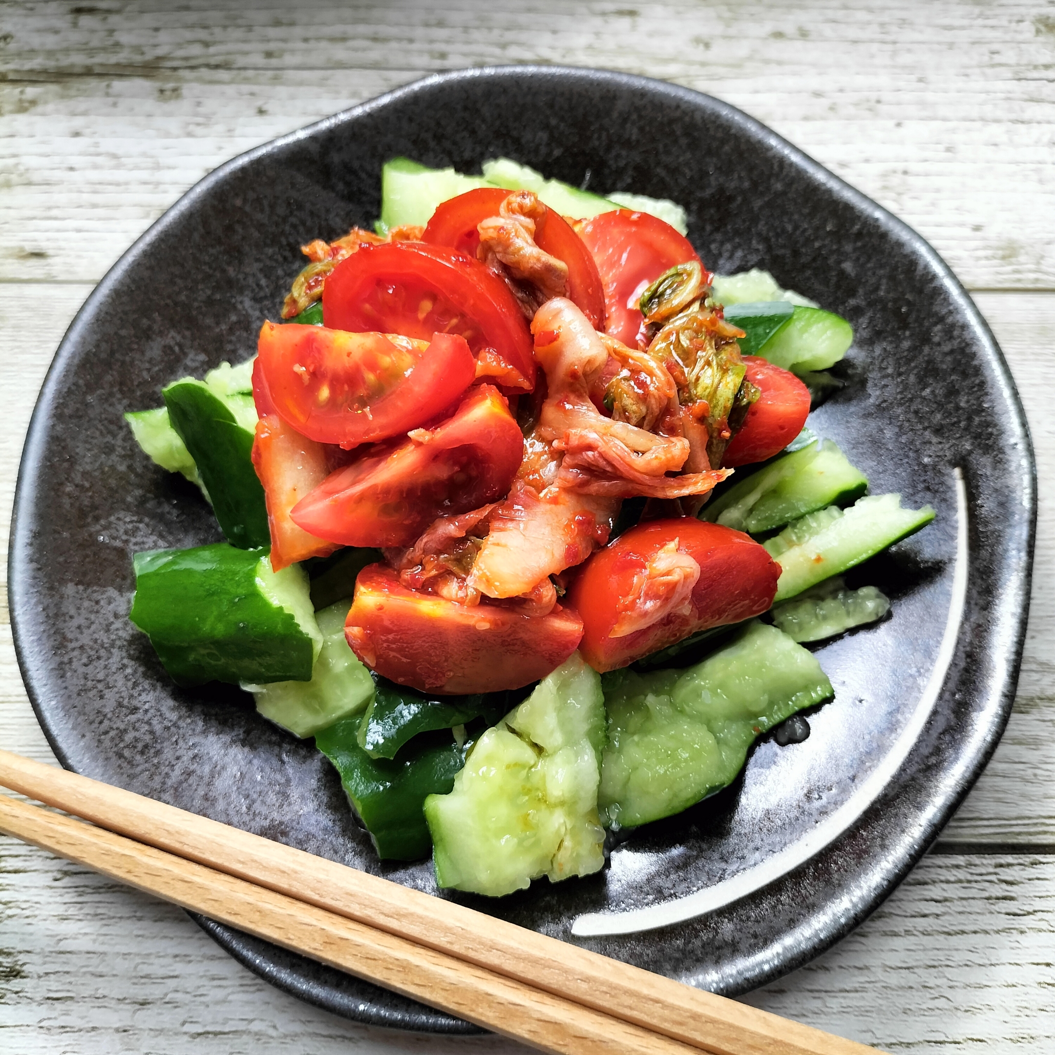 トマトキムチとたたききゅうりのサラダ