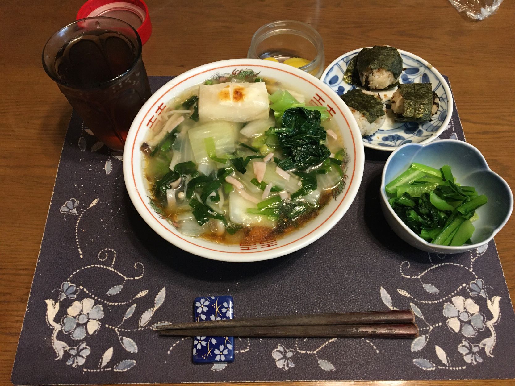 餡掛け醤油ラーメン、おにぎり、小松菜のお浸し、沢庵(昼飯)