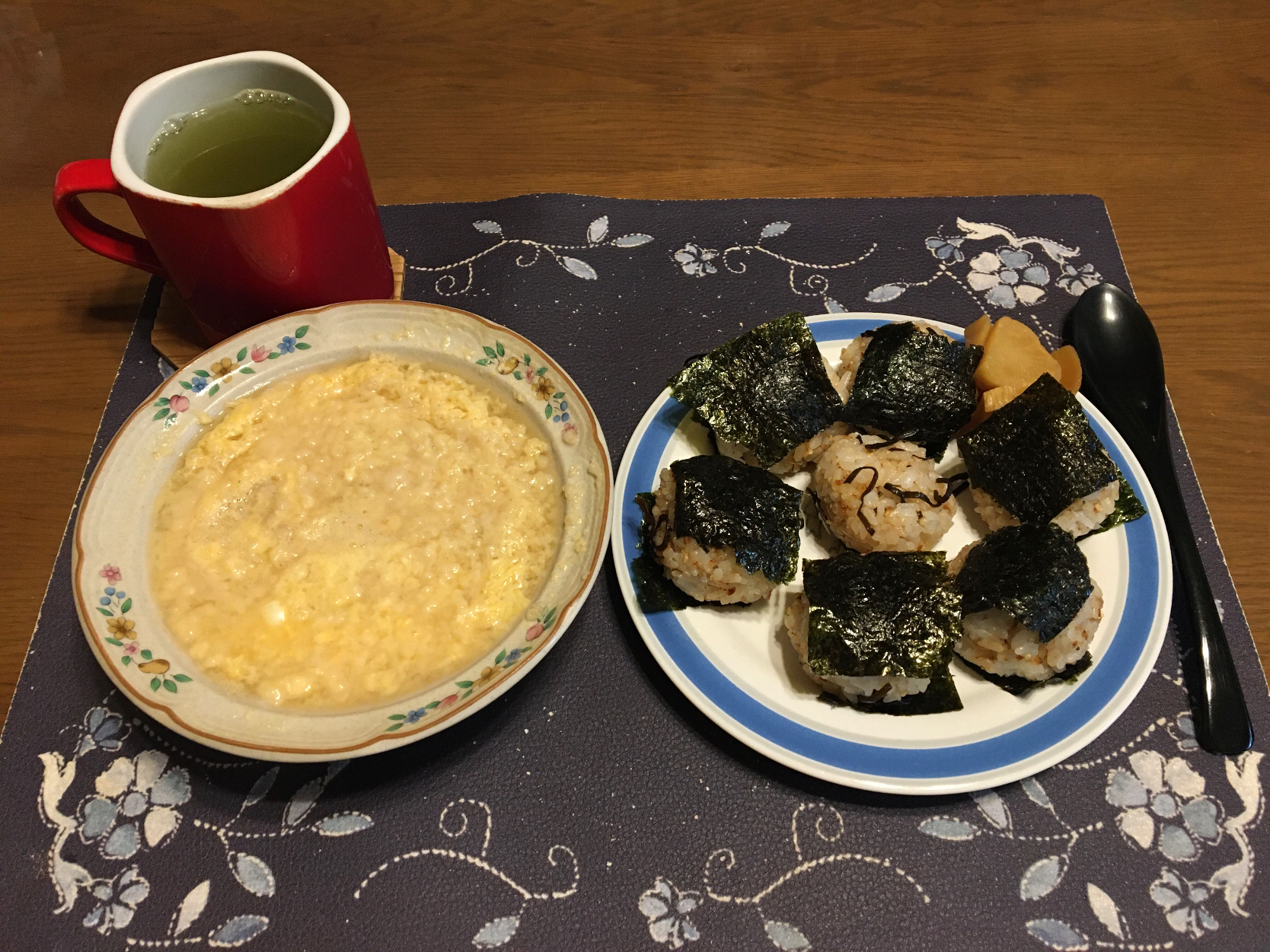オートミールタマネギスープ粥、鰹ふりかけと塩昆布のおにぎり、たまり漬け風沢庵、熱い日本茶(朝ご飯)