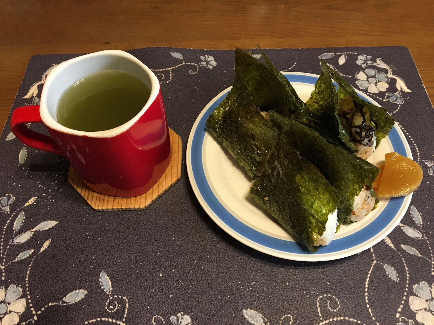 鰹ふりかけと塩昆布のおにぎり、沢庵、熱い日本茶(朝ご飯)