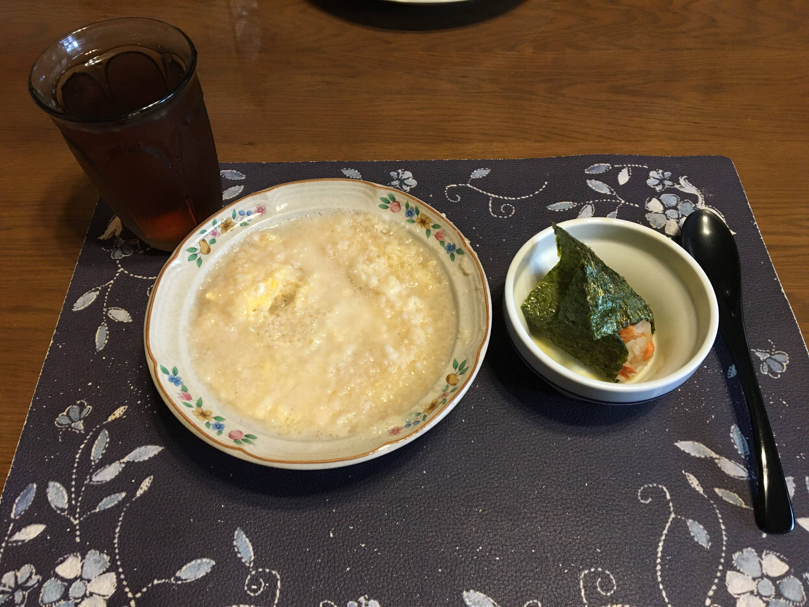 オートミール中華粥、焼き鮭の混ぜご飯おにぎり、烏龍茶(朝ご飯)